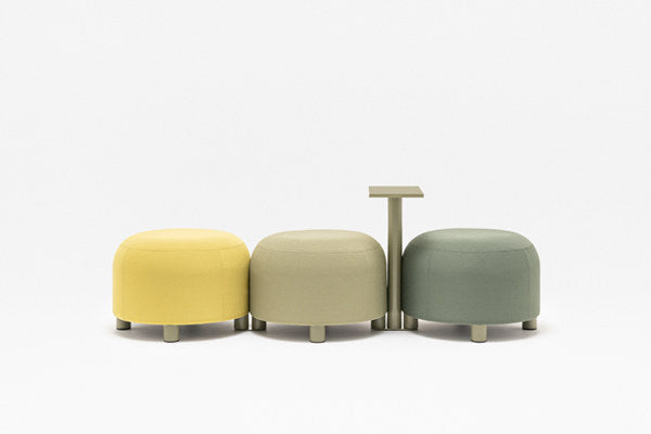 Gelber Sitzhocker Dots von Mdd mit quadratischer Form, Spanplattenkorpus und Schaumstoffpolster, Teil eines modularen Pouf-Sitzsystems.