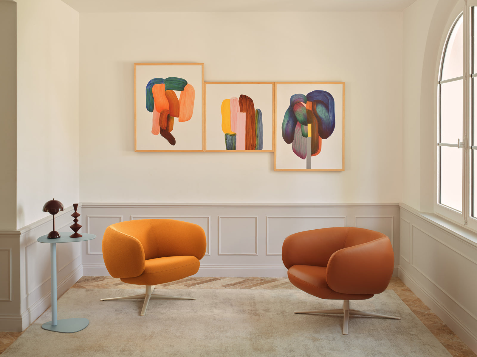 Eleganter Grand Grace GRF01 Sessel mit stilvollem Design, komfortabler Polsterung und praktischer Drehfunktion in modernem Grau.