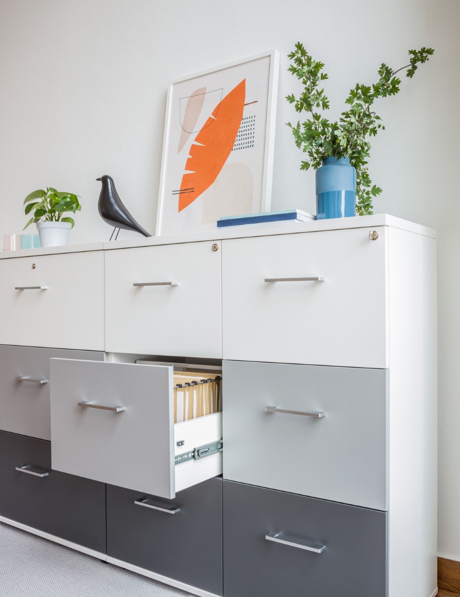 Foto eines Hängeregisterschranks von Mdd mit Front in Eiche Natur, Melamin-Korpus und Aluminium-Standardgriffen für die Büroaufbewahrung.