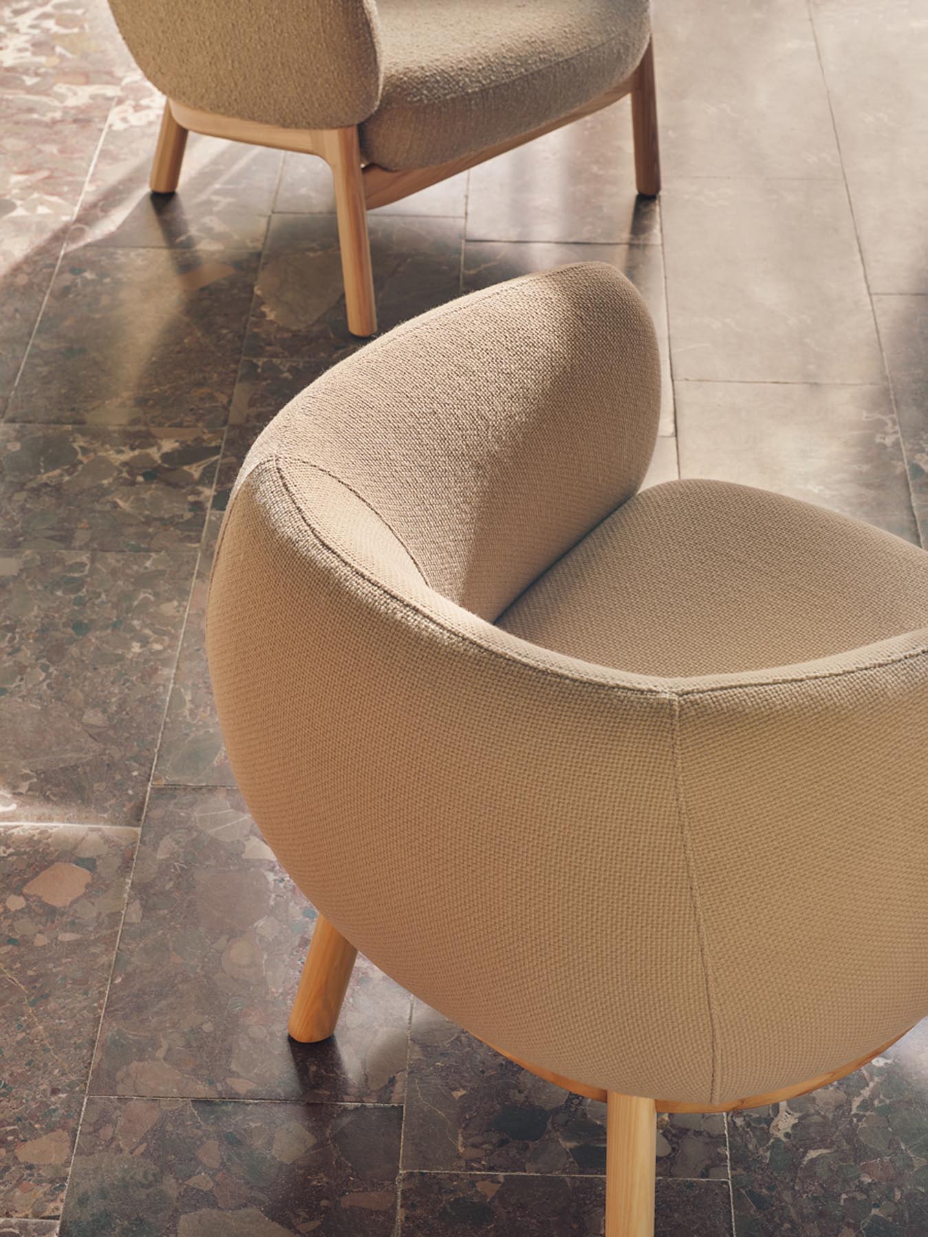 Moderner Grand Grace GRF02 Sessel mit ansprechender Holzbasis, perfekt für stilvolle Innenräume und entspannende Rückzugsorte.