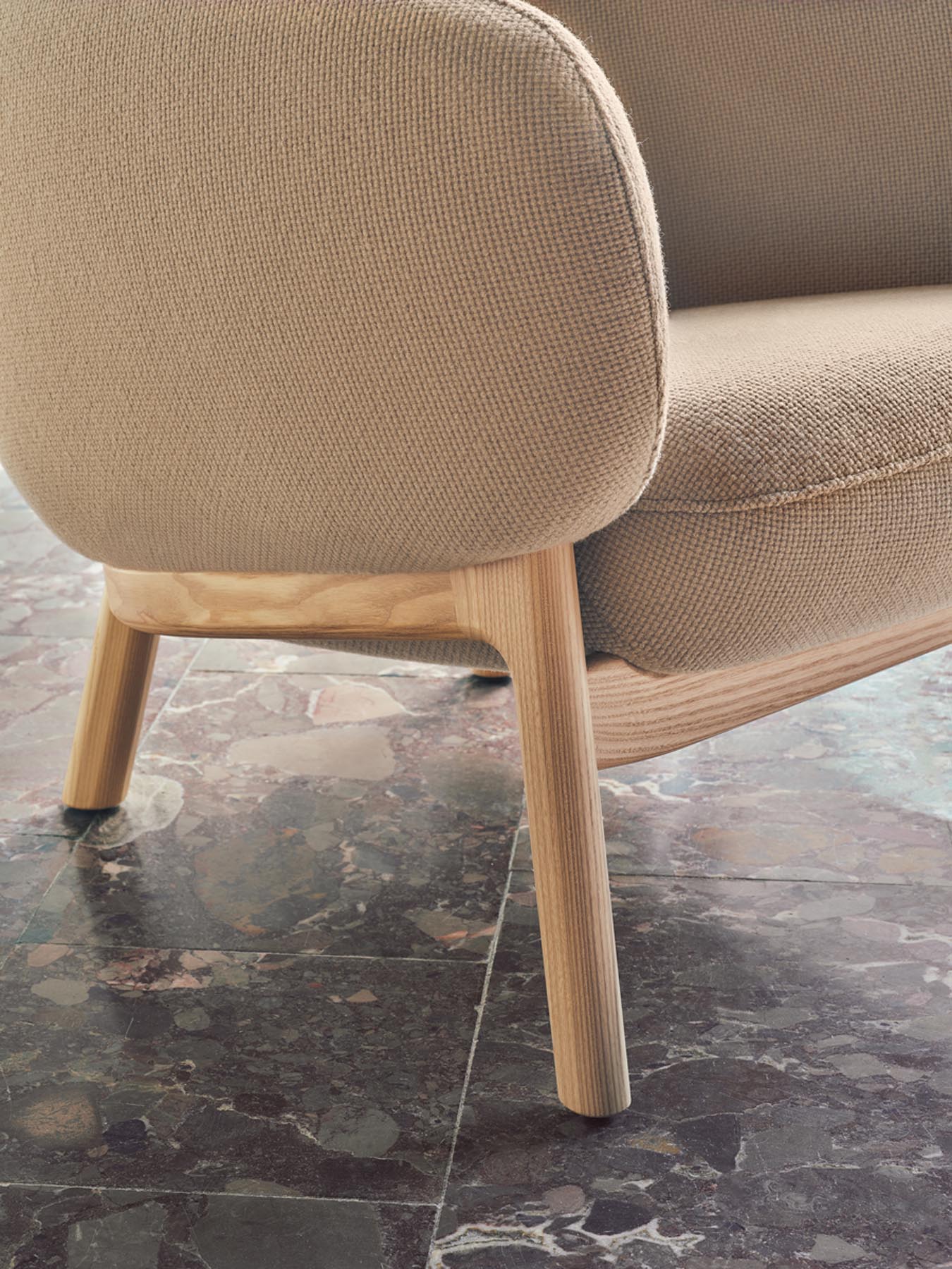 Eleganter Grand Grace GRF02 Sessel mit stabiler Holzbasis, ideal für komfortable und stilvolle Wohnräume.