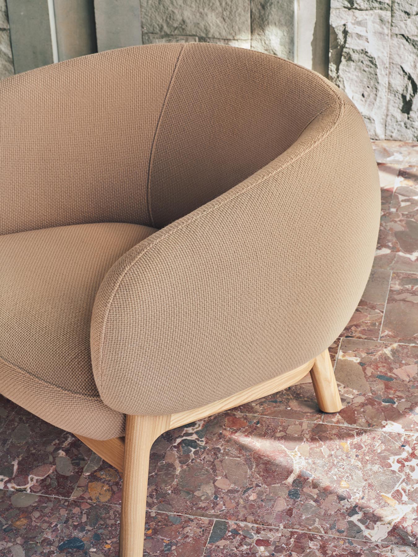 Moderner Grand Grace GRF02 Sessel mit ansprechender Holzbasis, perfekt für einladende und geschmackvolle Wohnambiente.