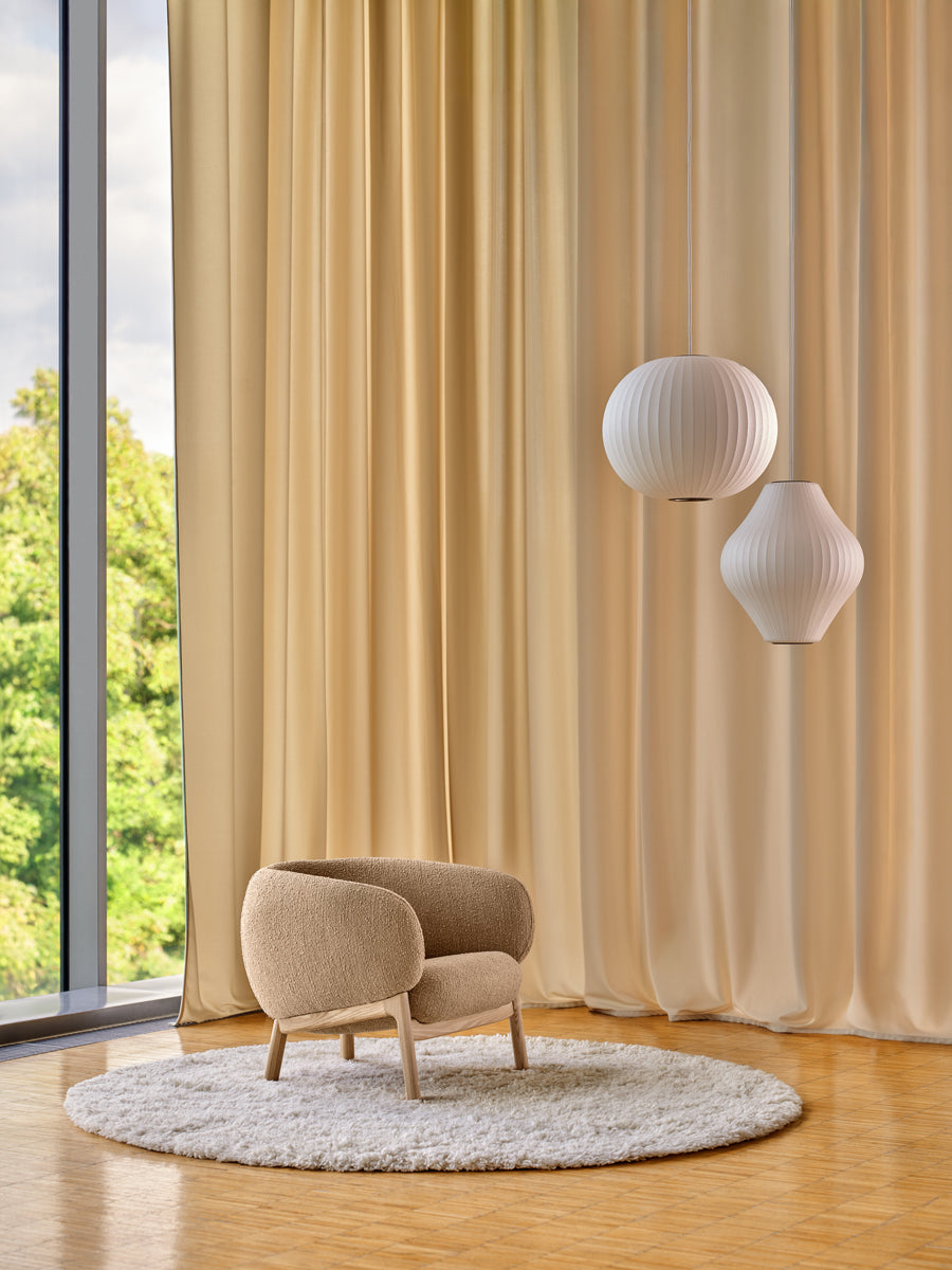 Eleganter Grand Grace GRF02 Sessel mit stilvoller Holzbasis, ideal für komfortable und stilvolle Wohnräume.