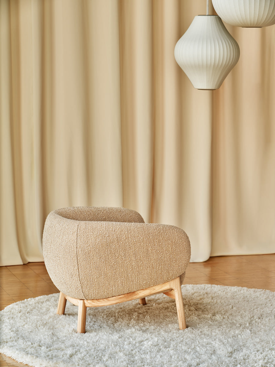 Moderner Grand Grace GRF02 Sessel mit ansprechender Holzbasis, perfekt für einladende und geschmackvolle Wohnambiente.