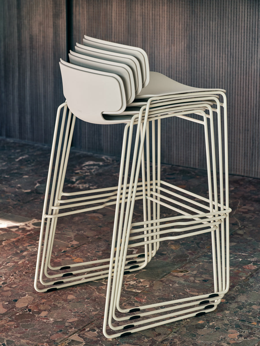 Moderner Barhocker Lena LEH02 von MDD, vereint ansprechendes Design mit hochwertigem Kunstleder- oder Samtbezug für stilvolle Akzente.