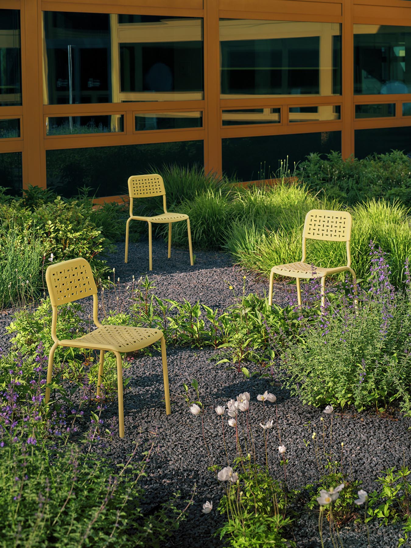 Eleganter Gartenstuhl mit stabilem 4-Bein-Gestell, ideal für entspannte Stunden im Freien und geschmackvolle Gestaltung von Außenbereichen.