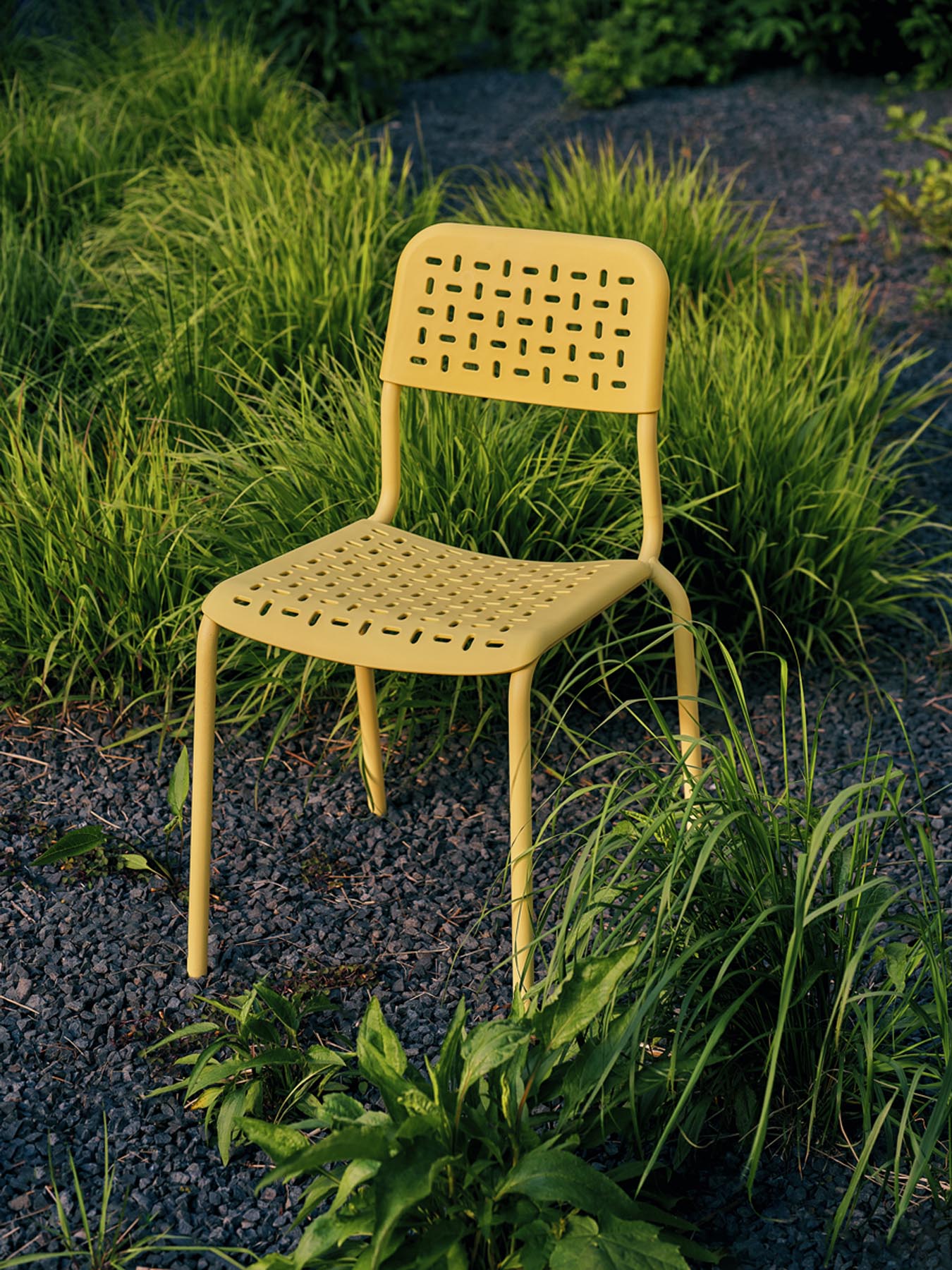 Moderner Gartenstuhl mit robustem 4-Bein-Gestell, perfekt für stilvolle Outdoor-Bereiche und gemütliche Zusammenkünfte im Freien.