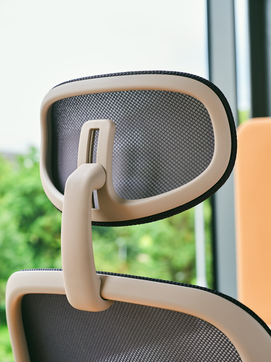 Moderner Ollie OLL01 Bürostuhl, der Komfort und Funktionalität vereint, ideal für produktives Arbeiten im Büro mit ansprechendem Design.
