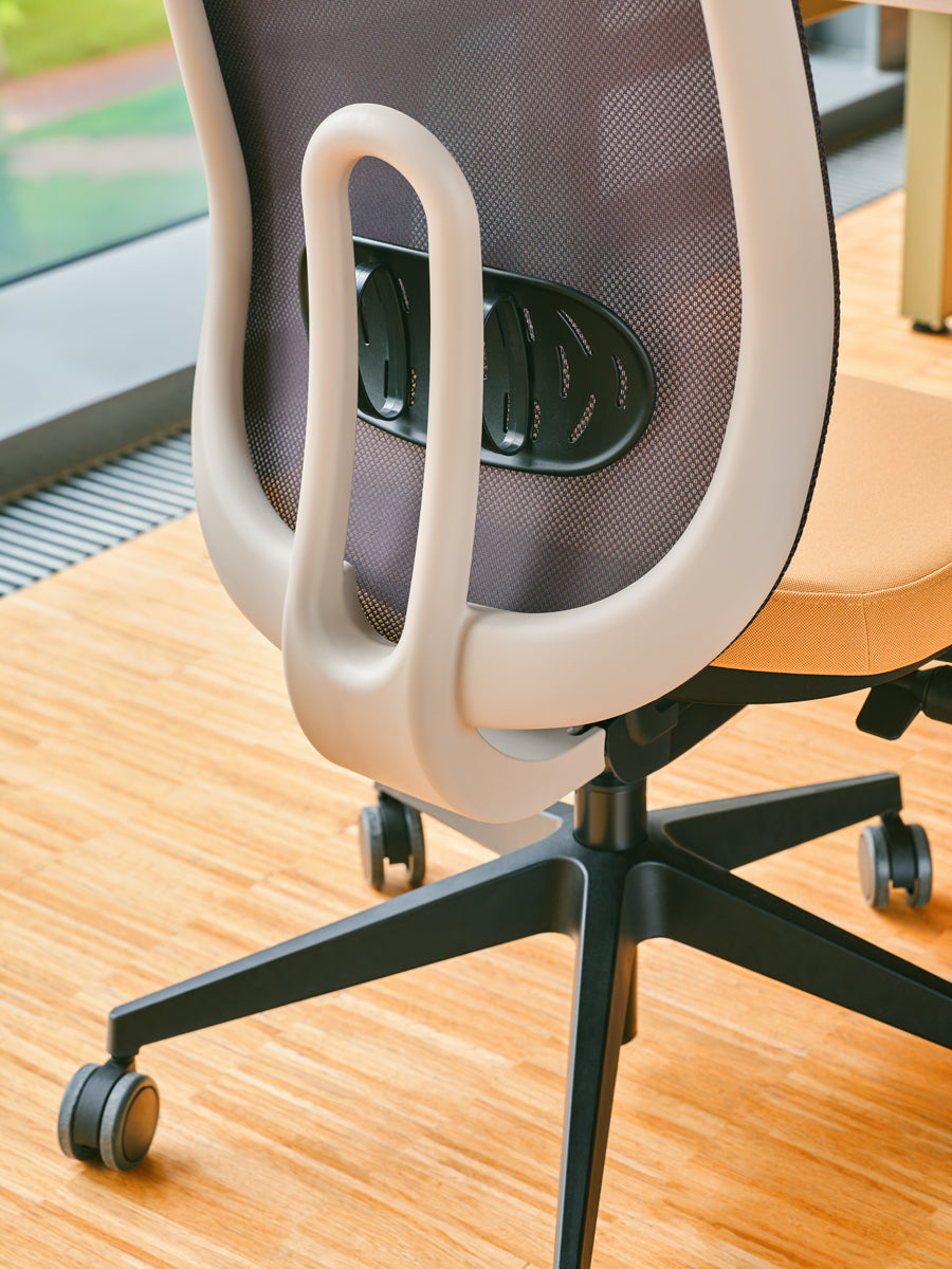 Eleganter Ollie OLL01 Bürostuhl, der ergonomische Unterstützung bietet und stilvolles Ambiente für jedes Büro schafft.