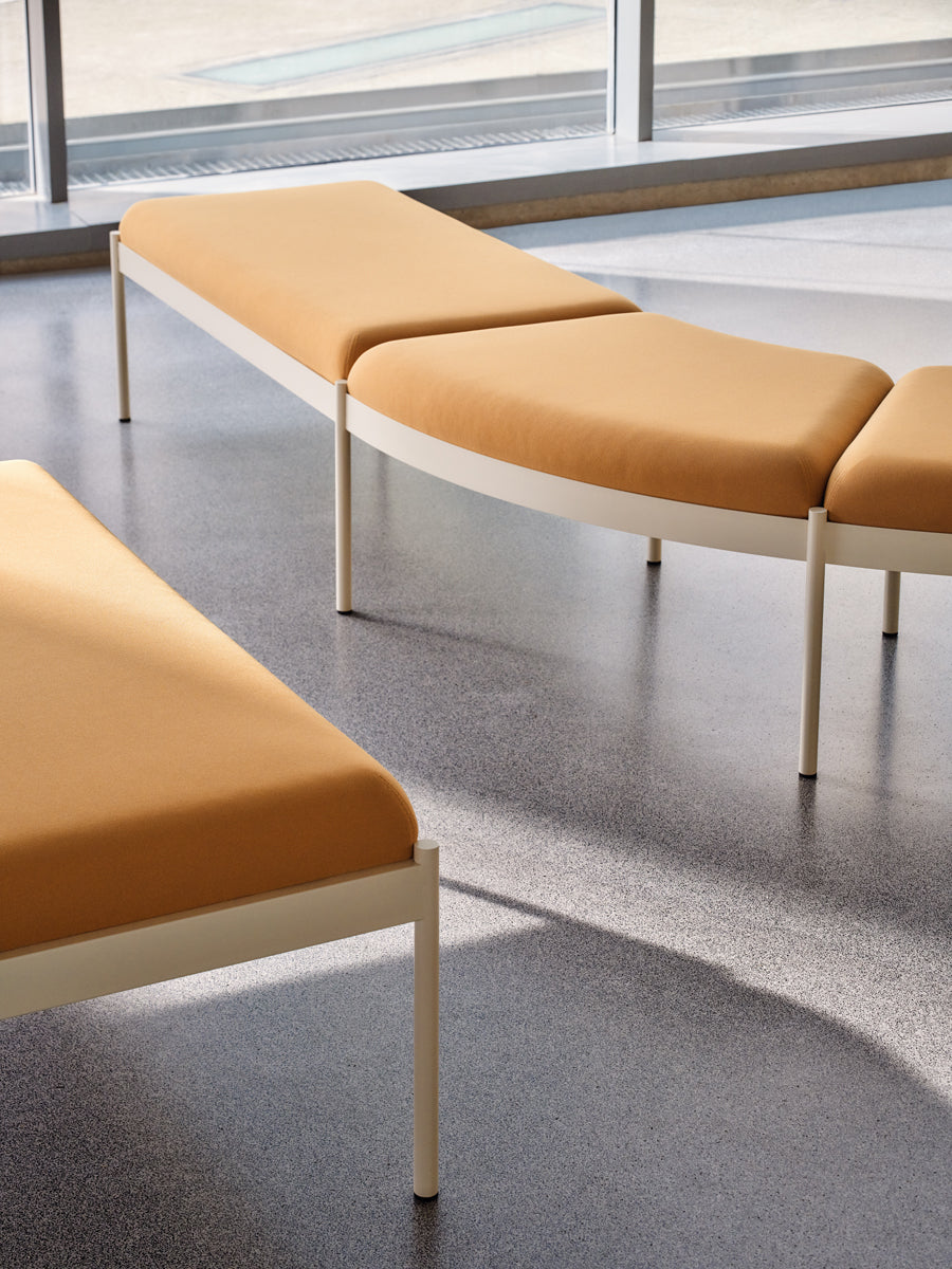 Elegantes modulares Ecksofa Nora NOR201 in sanftem Grau, perfekt für stilvolle Interiors, bietet flexible Konfigurationen und hochwertige Holzfüße.