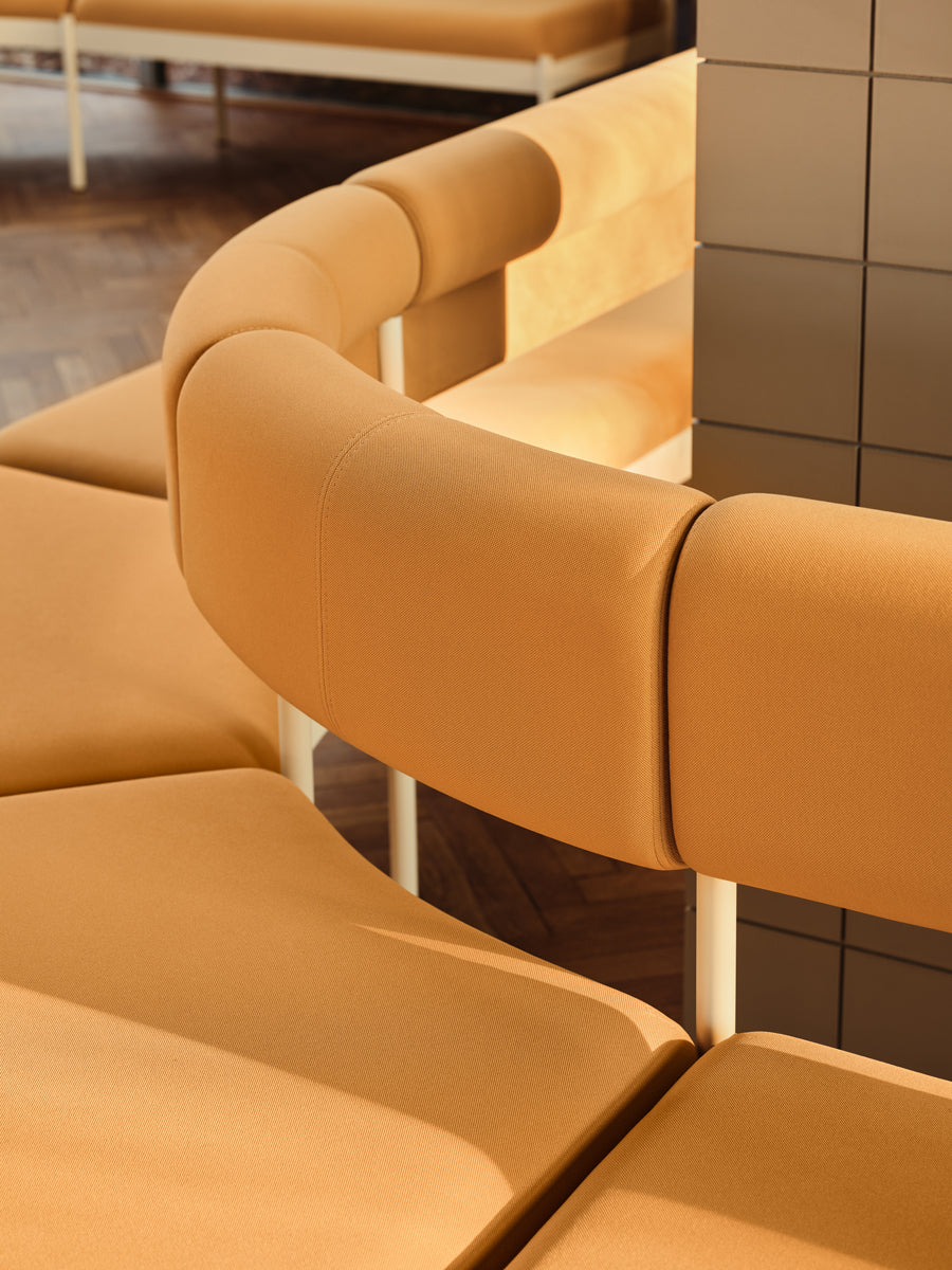 Modernes Ecksofa Nora NOR201 in ansprechendem Grau, ideal für kreative Raumgestaltungen und flexible Sitzlösungen.