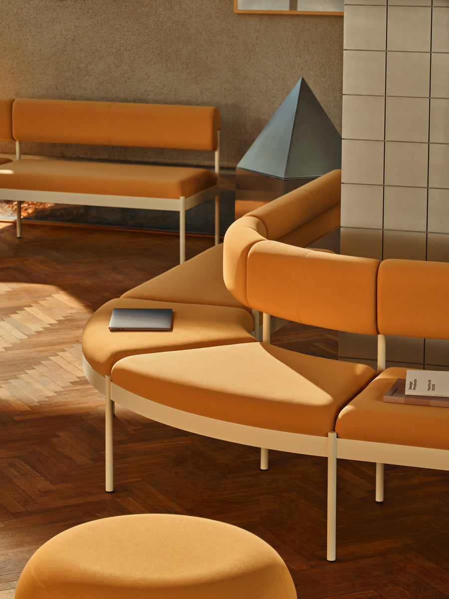 Modulares Ecksofa Nora NOR203 von MDD, stilvoll und flexibel, mit hochwertigem Stoffbezug und modernen Holzfüßen für ein zeitgemäßes Wohnambiente.