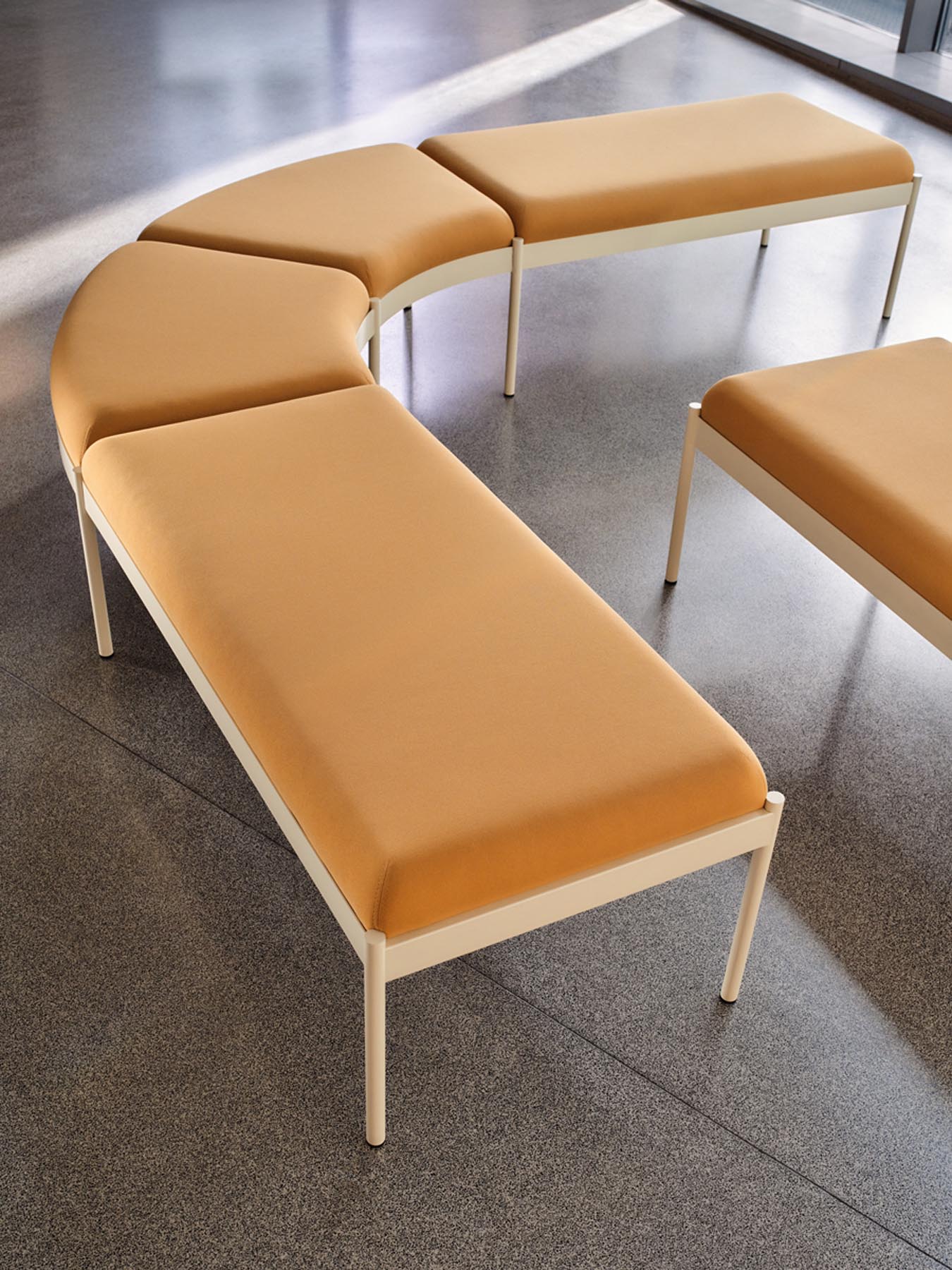 Stylisches Ecksofa Nora NOR303 von Mdd, perfekt für zeitgemäße Interiors, vereint Komfort und Flexibilität in einem ansprechenden Design.