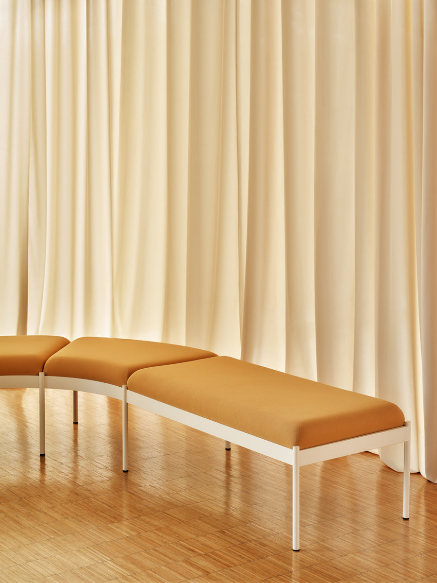 Stylisches Ecksofa Nora NOR303 von Mdd, perfekt für zeitgemäße Interiors, vereint Funktionalität und Komfort in einem modularen Design.