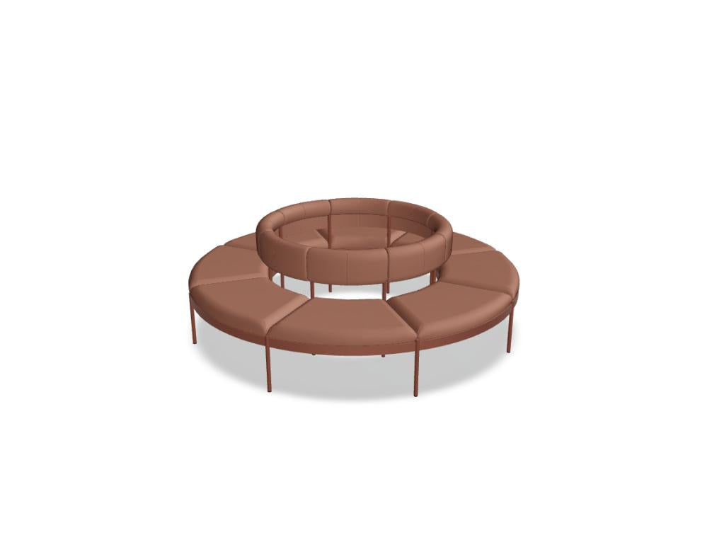 Foto des modularen Sitzsystems Nora NOR506, ein elegantes, caramelfarbenes Sofa mit flachen Armlehnen und zeitloser Form, ideal als vielseitiges Lounge- oder Wohnzimmersystem.