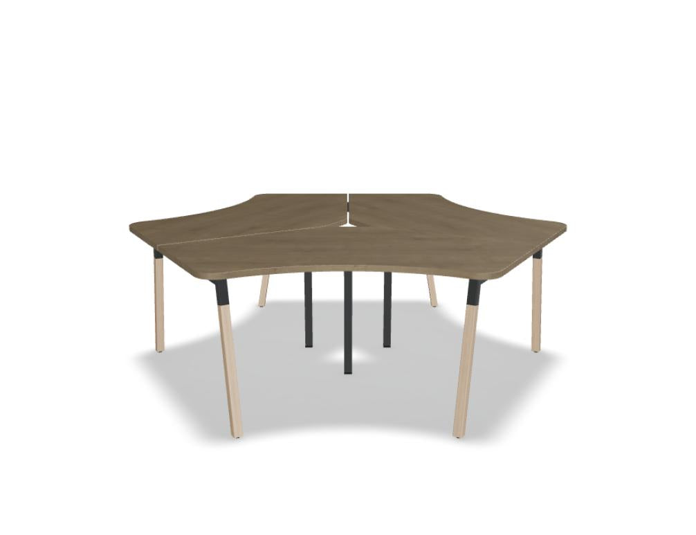 Dreiköpfiges Team-Schreibtisch-Setup – heller Holzton, zentrale Tischplatte, ergonomische Stühle, moderne Büroatmosphäre, inklusive Kabelmanagement