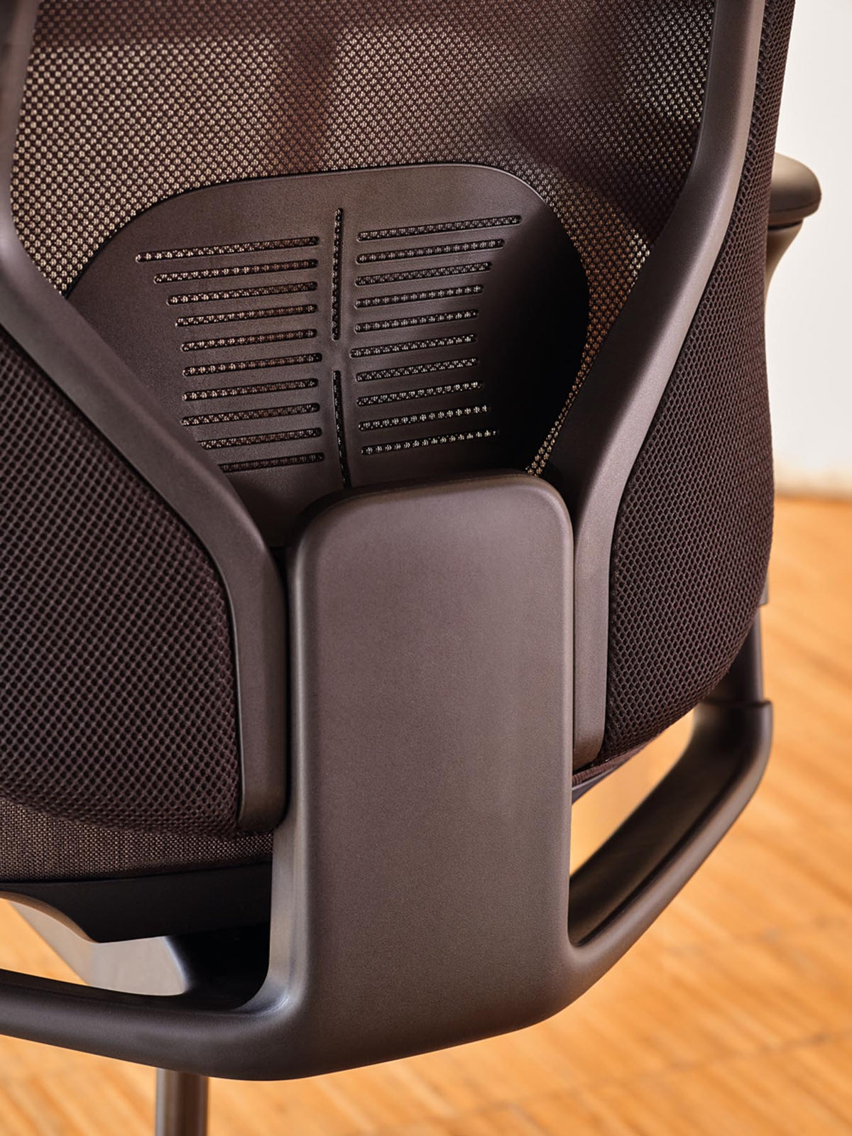 Bürostuhl Iris von Mdd in Marineblau mit Netzrückenlehne, 4D-Armlehnen, Kunststoff-Fussstern und Rollen für weiche Böden.