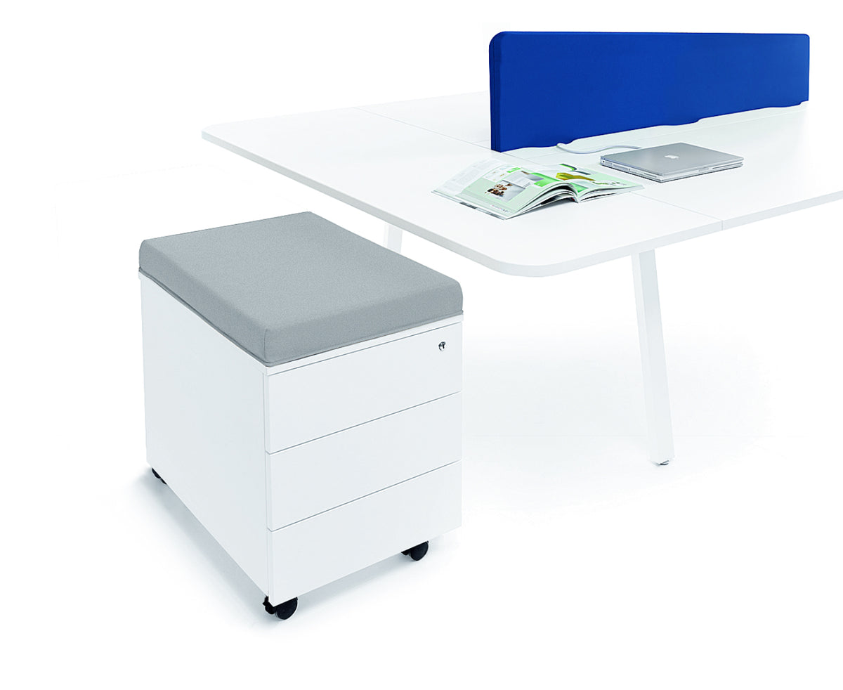 Gelbes Kissen aus Stoff NE-2 für Container, Masse 40 cm x 60 cm x 5.2 cm, platziert auf der Oberplatte eines Rollcontainers.