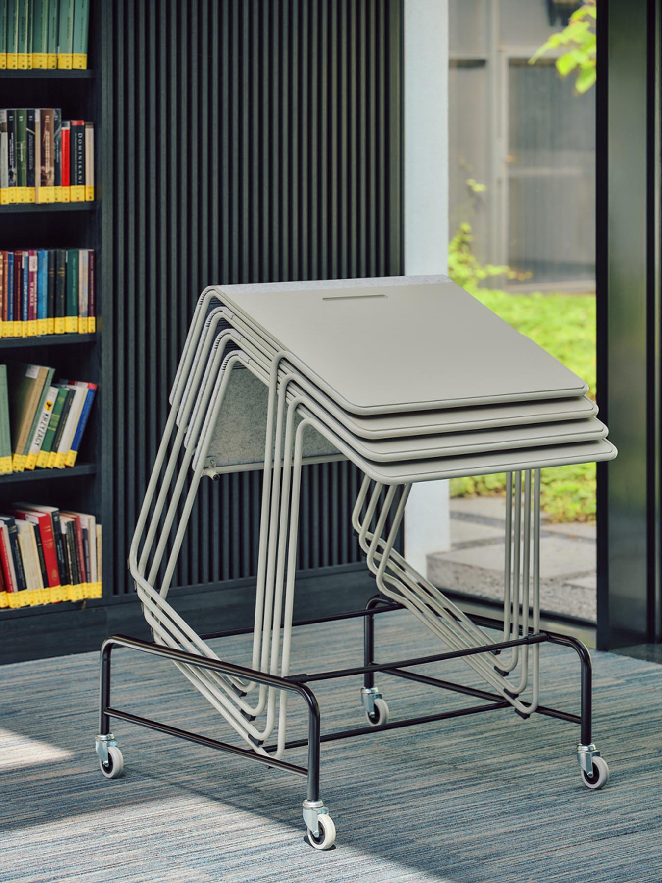 Eleganter Loop LP03 Schulungstisch von Mdd, perfekt für kreative Meetings und Workshops, kombiniert praktischen Nutzen mit ansprechendem Design.