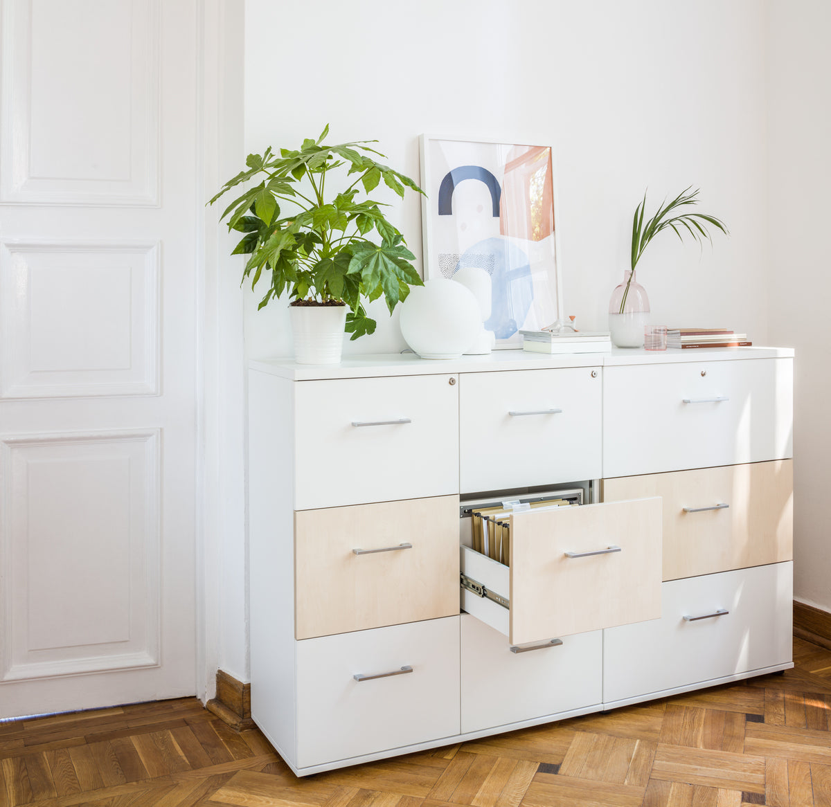 Moderner Hängeregisterschrank in zeitlosem Design, perfekt für die ordentliche Organisation von Dokumenten und Büromaterialien.