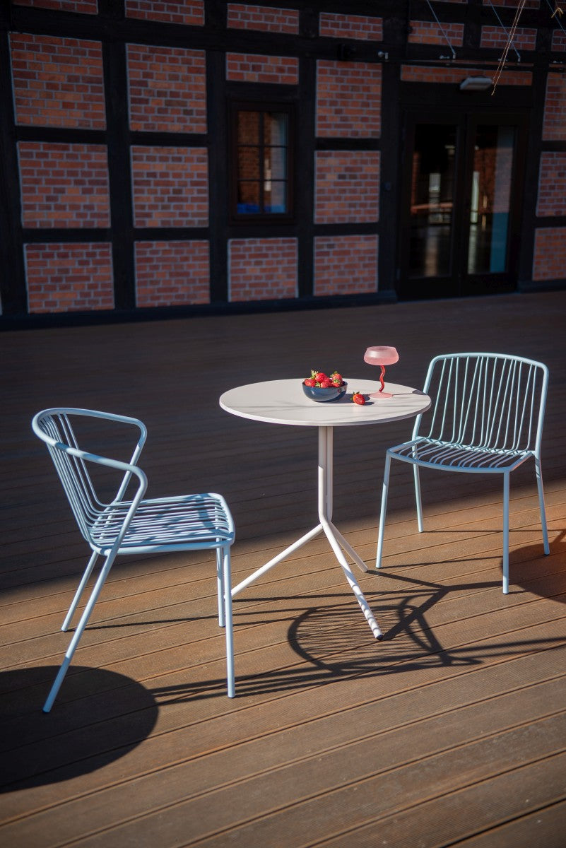 Runder Cafeteriatisch Luna mit ziegelroter, pulverbeschichteter Stahlplatte und dreibeinigem Stahlrohrgestell, Ø 70 cm, Höhe 73 cm.