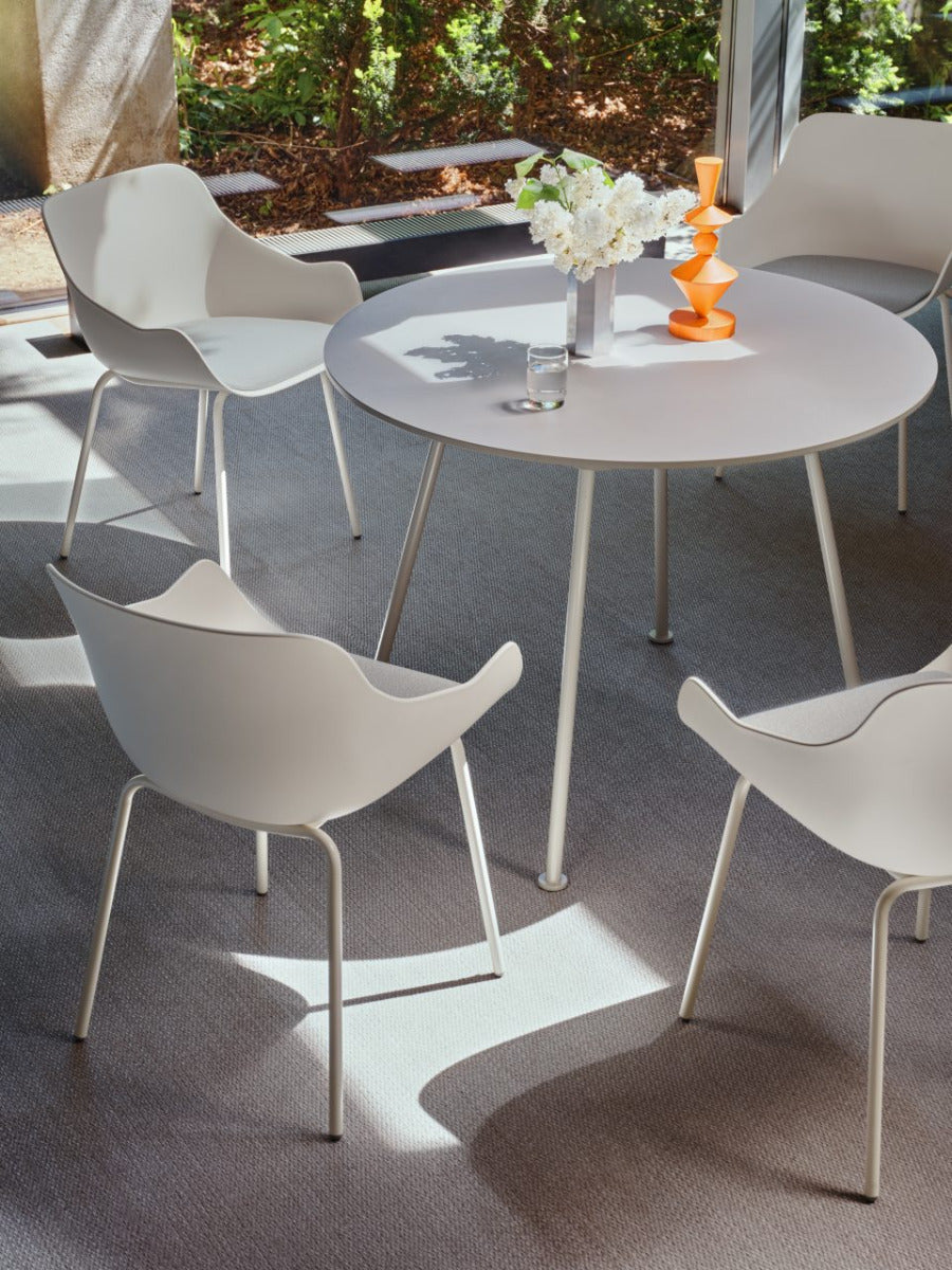 Eleganter Kaffeetisch New School NS77 von Mdd, kombiniert eine runde Holzplatte mit einem stabilen schwarzen Metallrahmen für modernes Design.