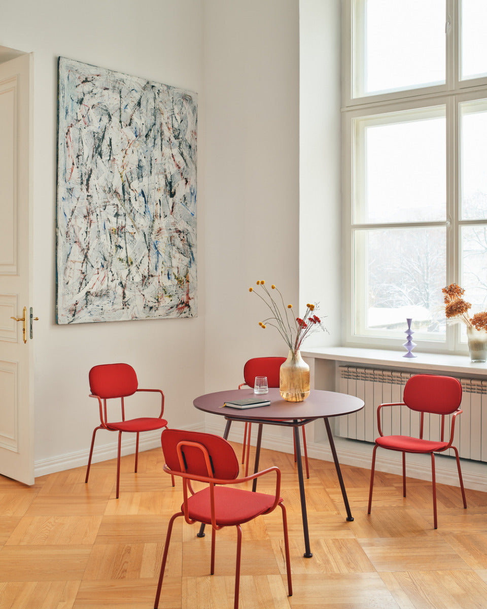 Eleganter Kaffeetisch New School NS77 von Mdd, kombiniert eine runde Holzplatte mit einem stabilen schwarzen Metallrahmen für modernes Wohndesign.