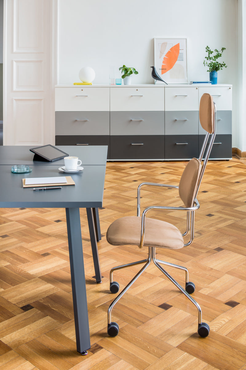 Eleganter Hängeregisterschrank A3F04 von MDD, ideal für Büros, mit drei Türen und stilvollem Holzdesign für effiziente Aktenaufbewahrung.