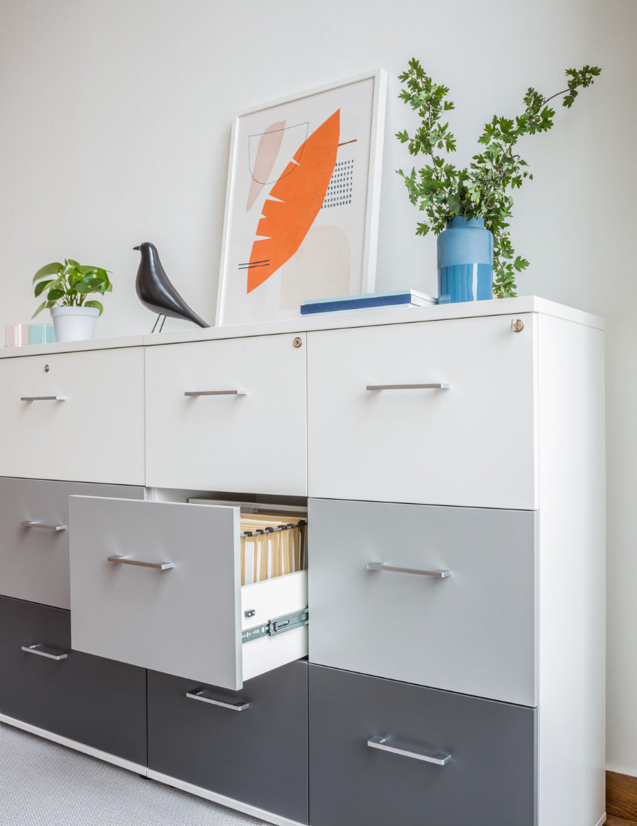 Moderner Hängeregisterschrank A3F04 von MDD, ausgestattet mit drei Türen und einem ansprechenden Holzfinish, perfekt für die geordnete Ablage im Büro.