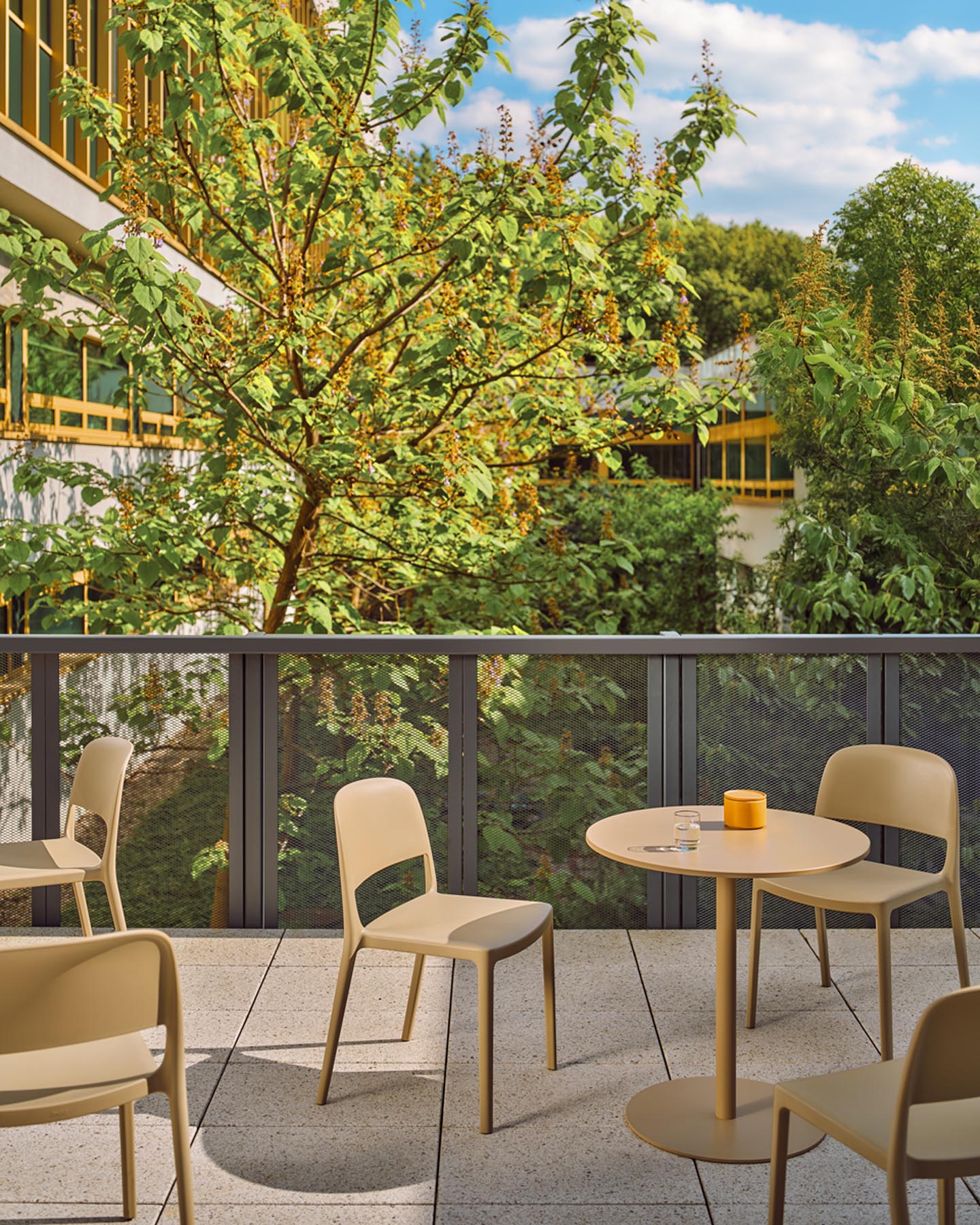 Eleganter Cafeteriatisch Bolt OSTK67 von Mdd in zeitlosem Schwarz, ideal für gesellige Stunden im Garten oder auf der Terrasse.