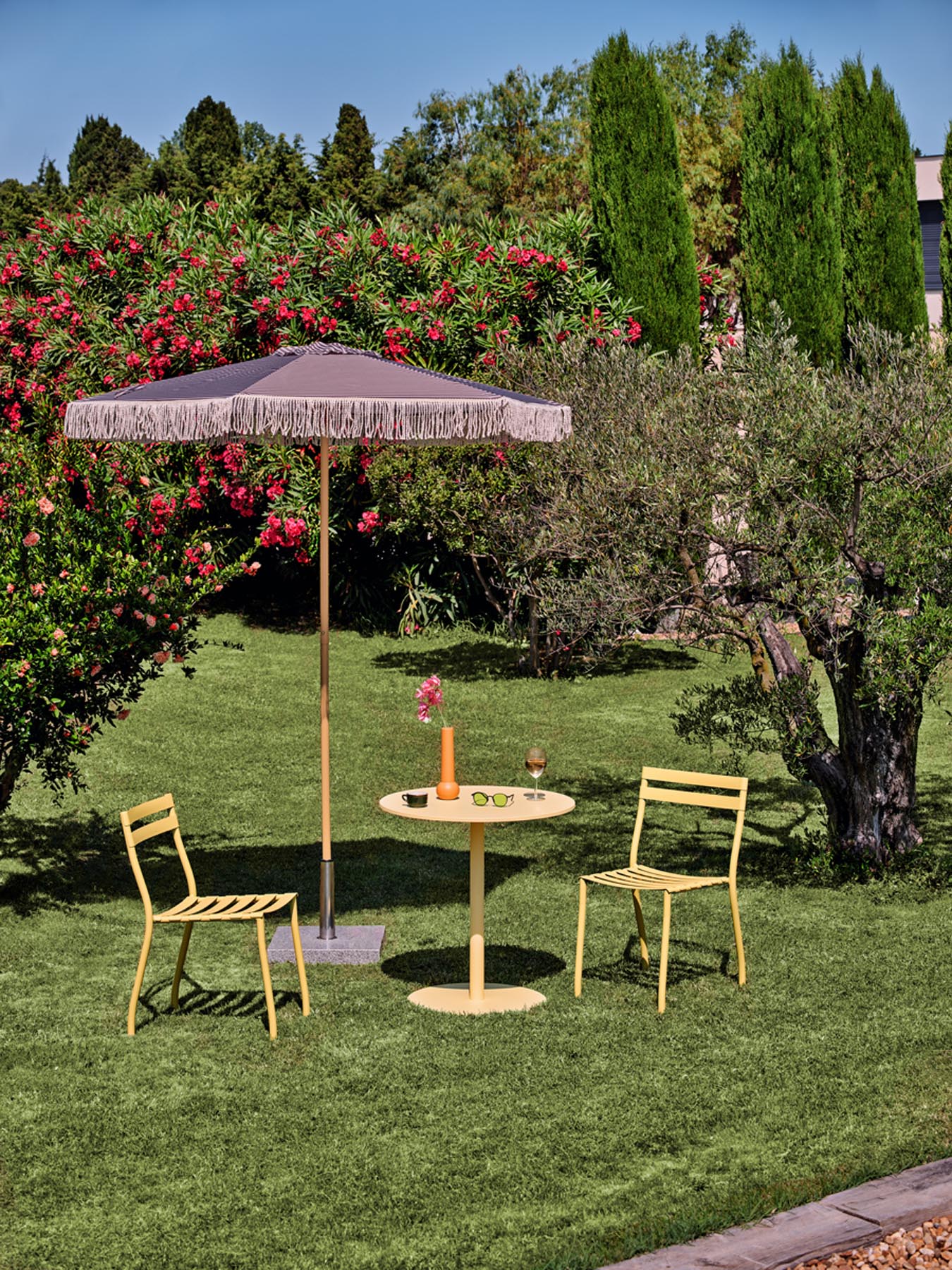 Eleganter Cafeteriatisch Bolt OSTK67 von Mdd in zeitlosem Schwarz, ideal für gemütliche Stunden im Garten oder auf der Terrasse.