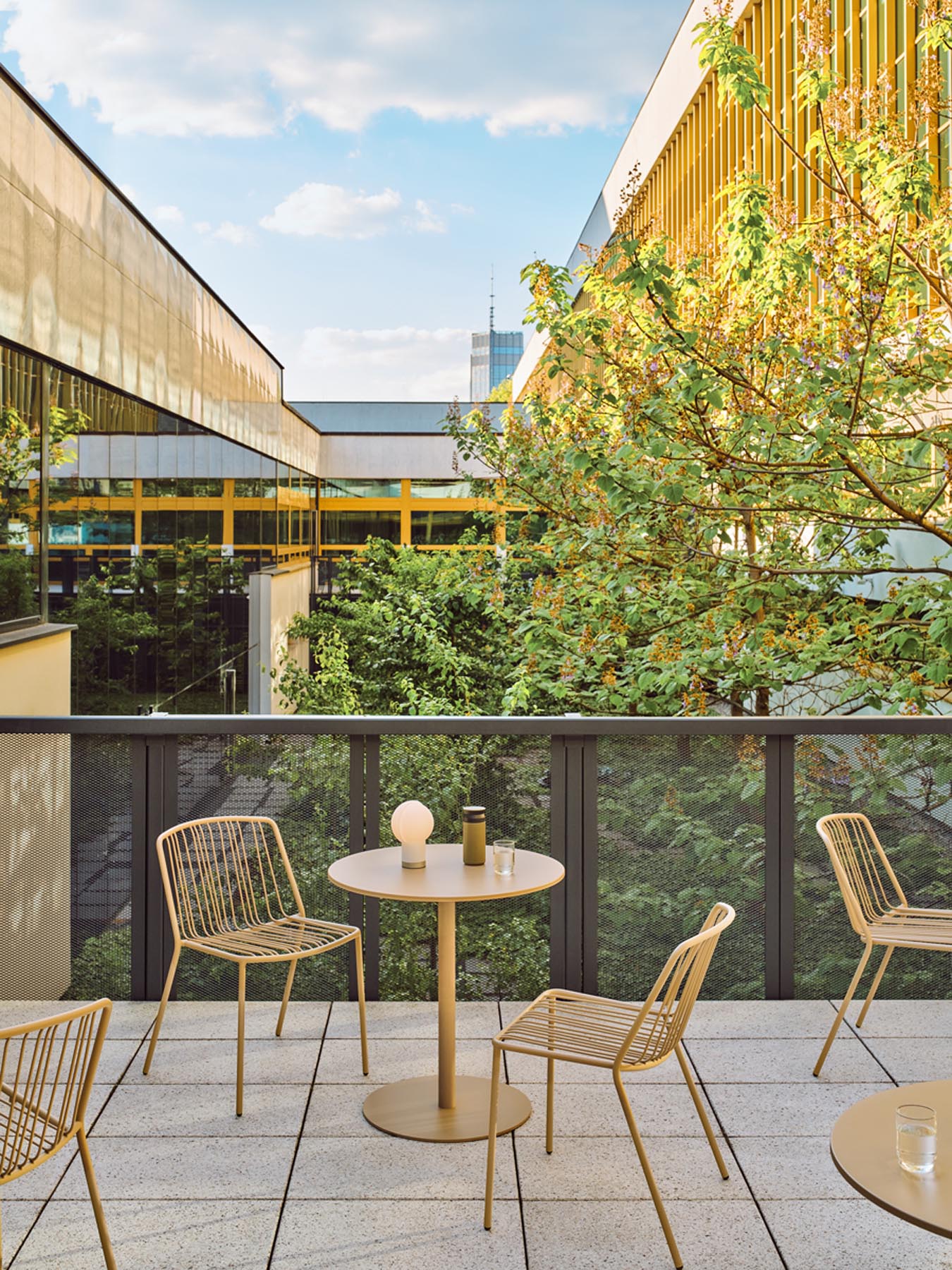 Eleganter Cafeteriatisch Bolt OSTK67 von Mdd in zeitlosem Schwarz, ideal für gemütliche Stunden im Garten oder auf der Terrasse.