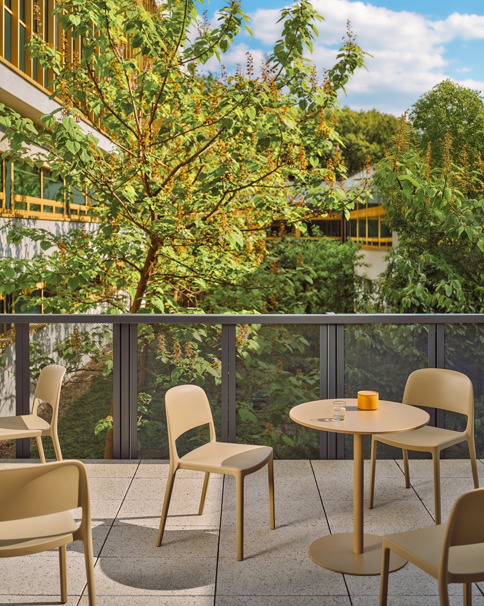 Bolt OSTK67 - Cafeteriatisch in Gelb präsentiert im Onlineshop von KAQTU Design AG. Gartentisch ist von Mdd