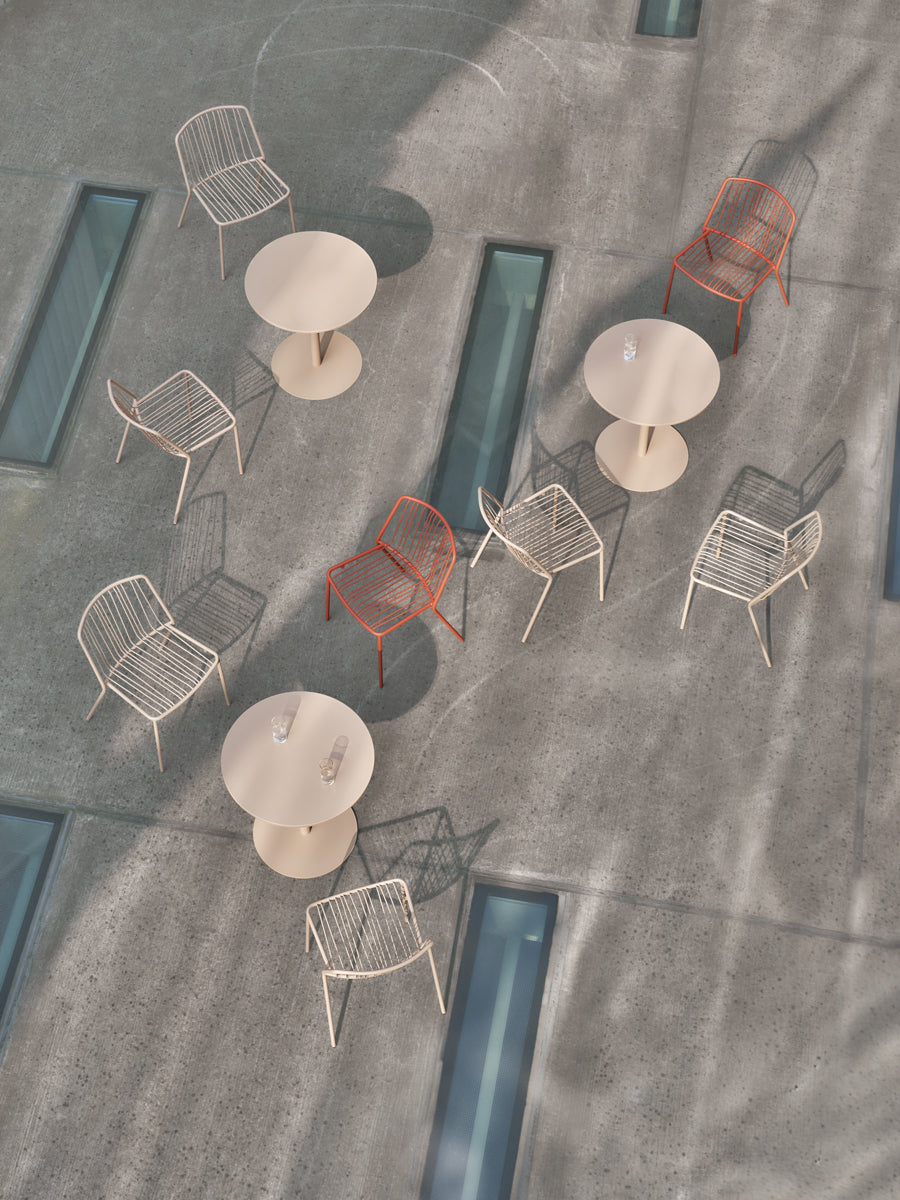Eleganter Bolt OSTK77 Cafeteriatisch von Mdd, ideal für stilvolle Außenbereiche mit modernem Design und stabiler Bauweise.
