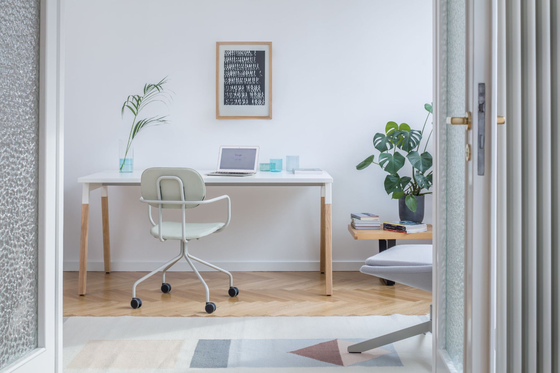 Eleganter Ogi W BOW03E4 Schreibtisch von MDD, perfekt für stilvolle Büros, bietet Funktionalität und modernes Design in einem.