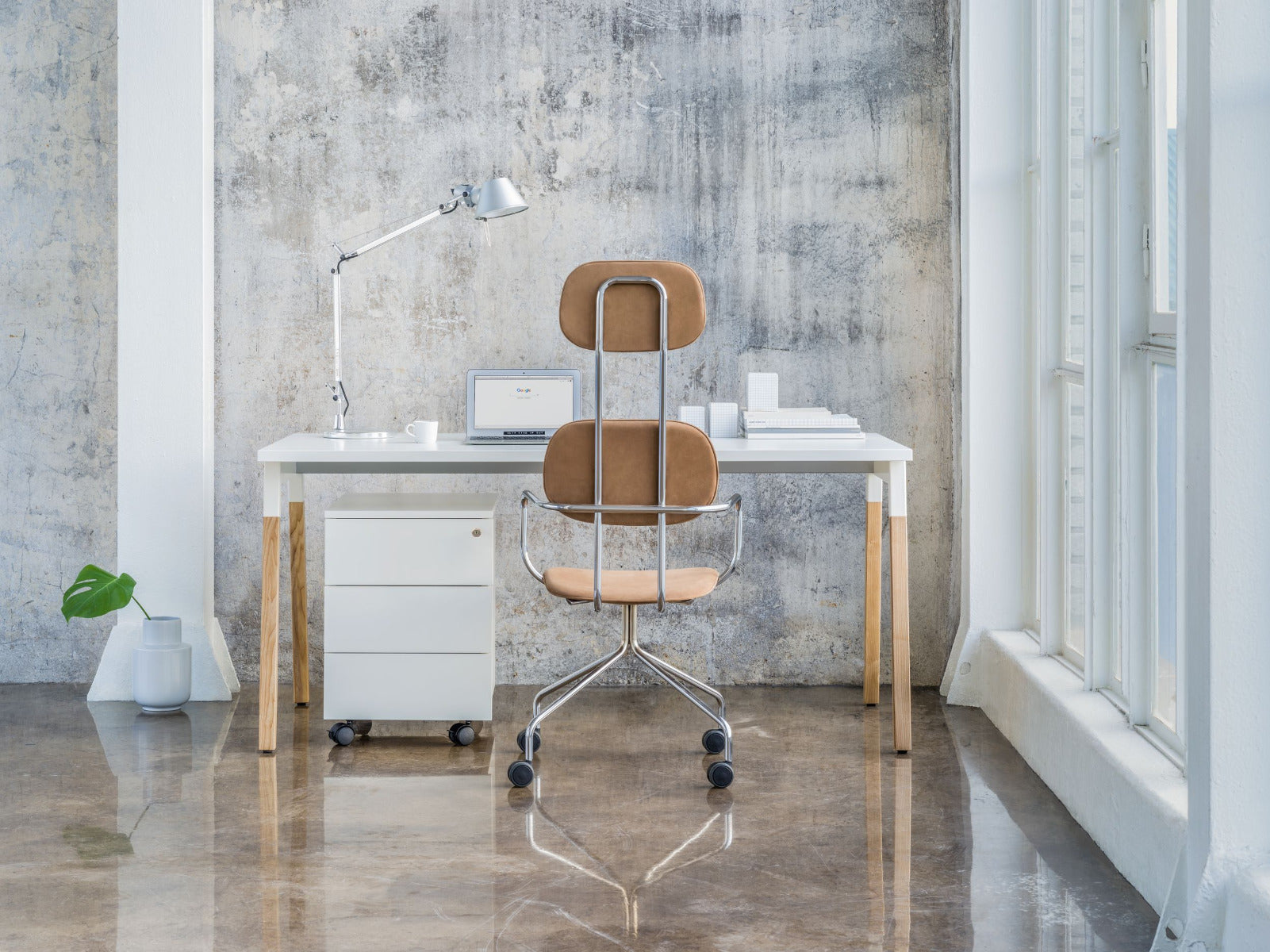 Moderner Ogi W BOW04E4 Schreibtisch von MDD, ideal für stilvolle Büros, bietet eine harmonische Kombination aus Ästhetik und praktischer Nutzung.