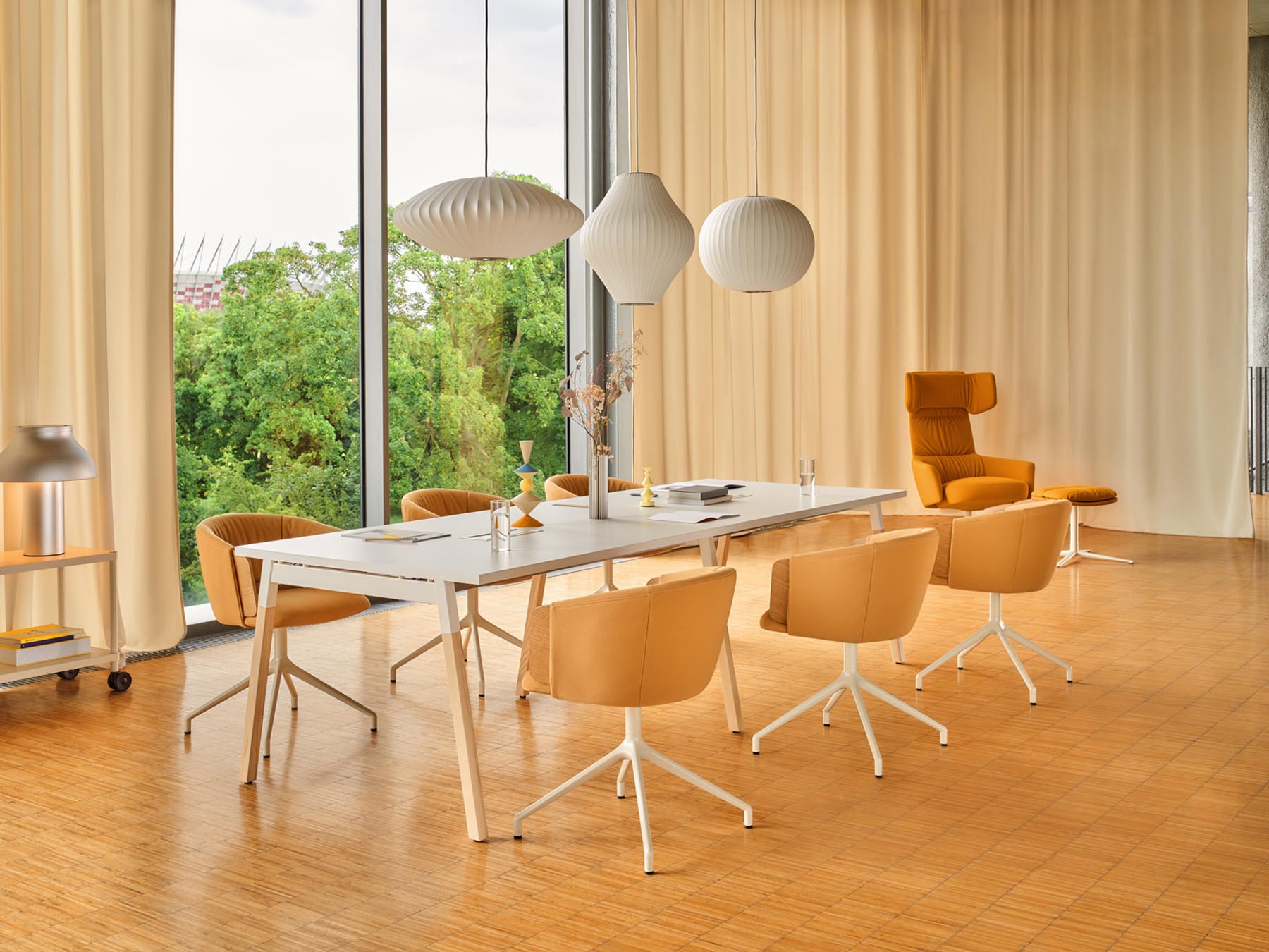 Moderner Ogi W BOW04E4 Schreibtisch von MDD, ideal für stilvolle Büros, bietet eine harmonische Kombination aus Ästhetik und praktischer Nutzung.