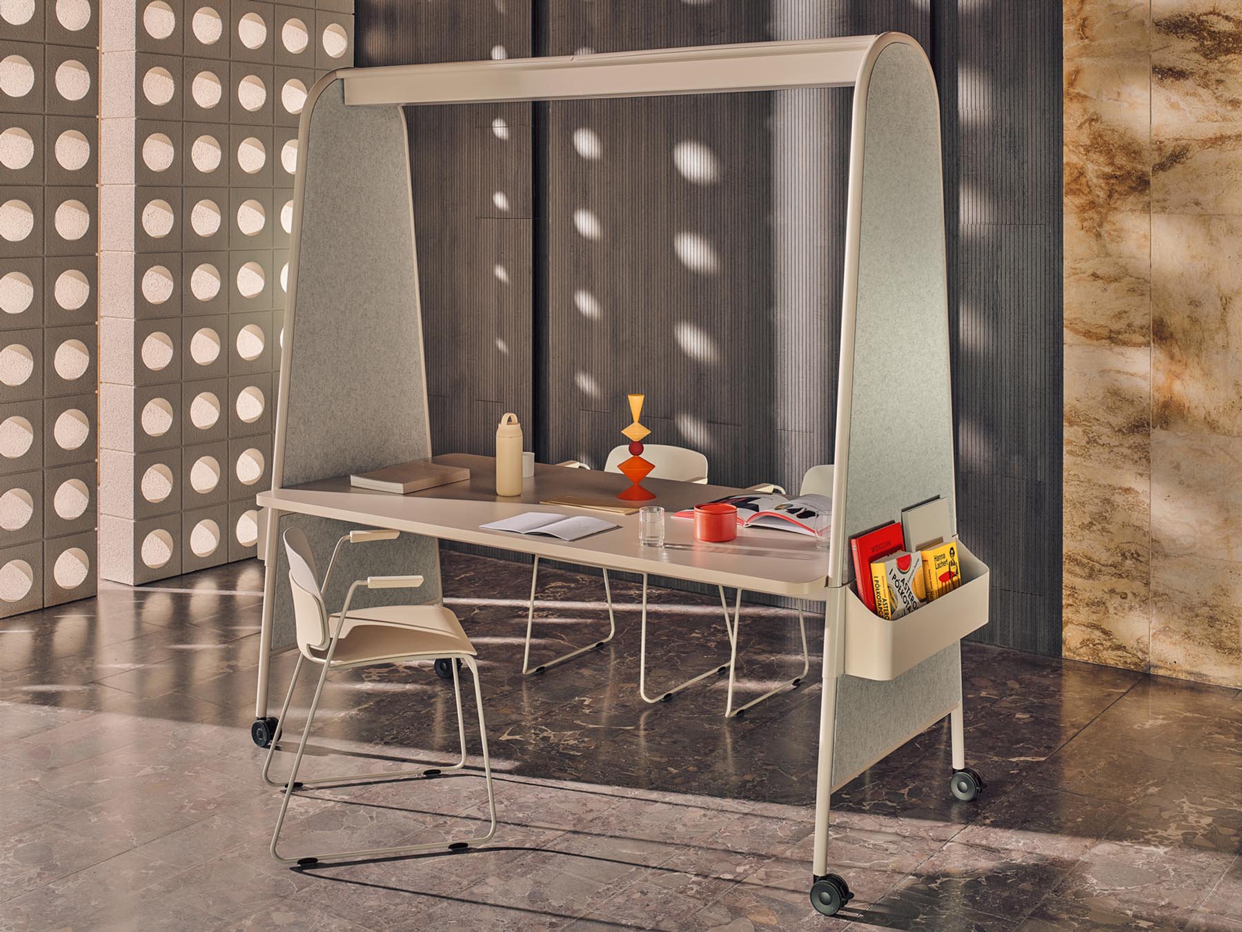 Moderner Esstisch Ampla AURZ02 von MDD, gefertigt aus hellem Holz, perfekt für einladende Esszimmer und gesellige Anlässe.