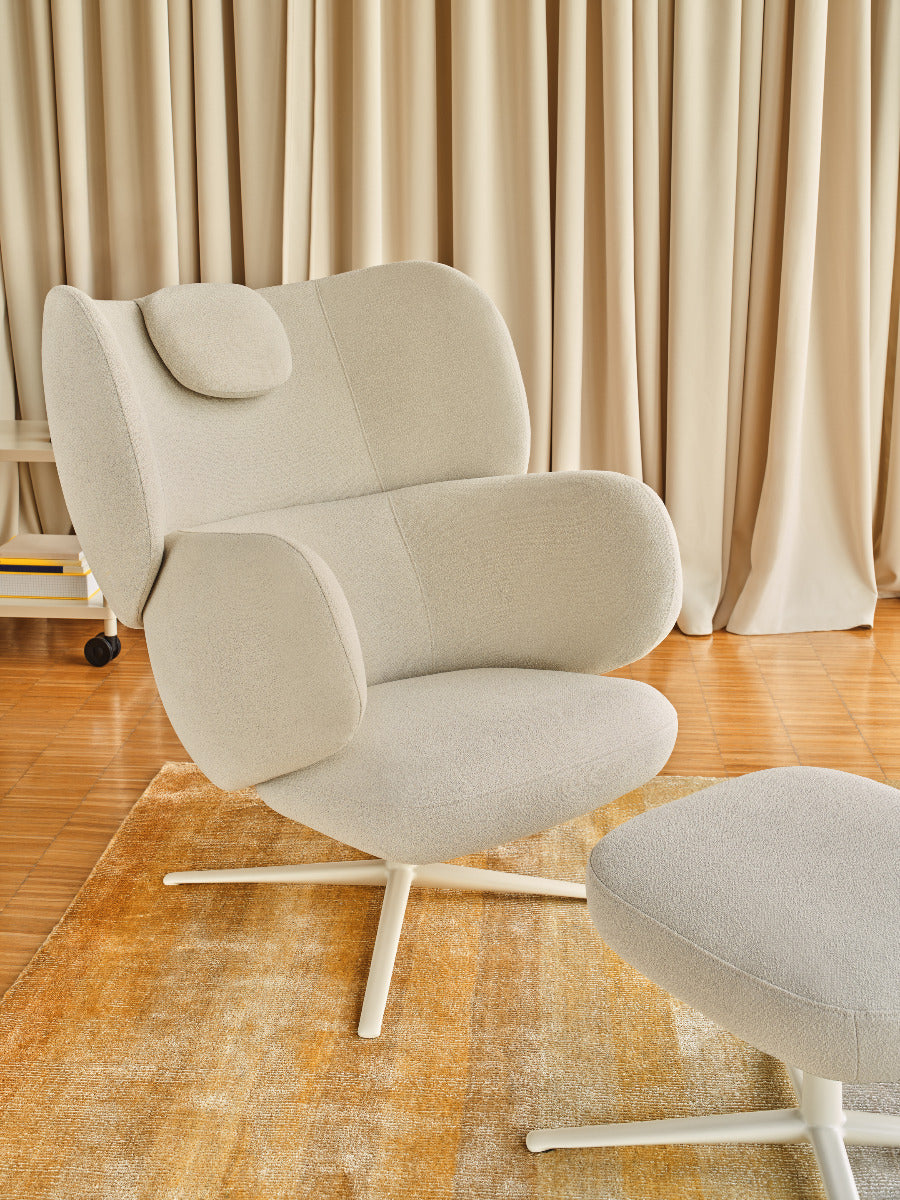 Stylischer Fußhocker Grand Grace GRFP01 von Mdd, ideal für entspannte Momente, mit weicher Polsterung und modernem Design.
