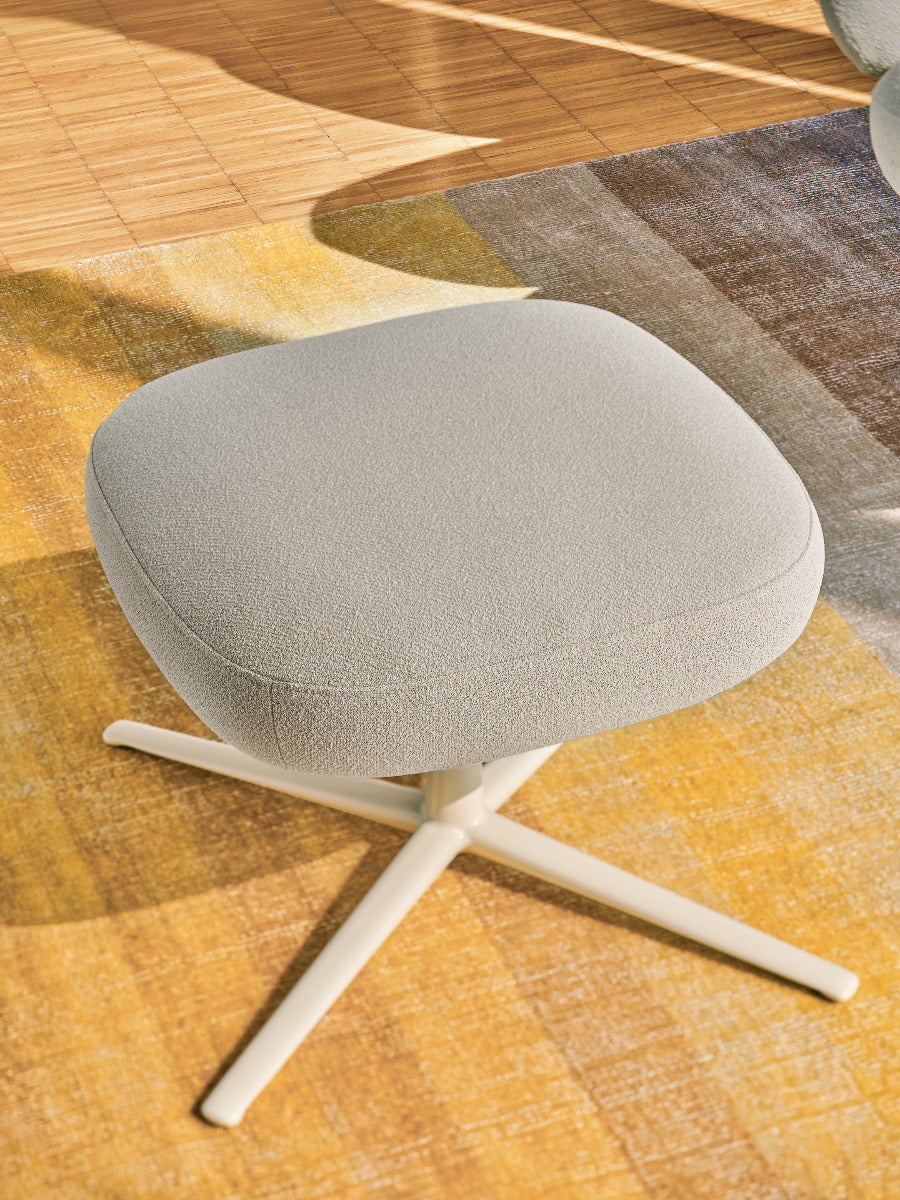 Eleganter Fußhocker Grand Grace GRFP01 von Mdd, perfekt für stilvolle Wohnräume, bietet Komfort und zeitgemäße Ästhetik.