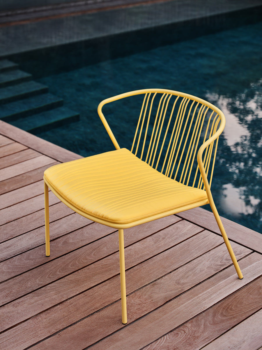 Hochwertiges Bris BRSP2 Sitzkissen von Mdd, perfekt für den Außenbereich, vereint Funktionalität und modernes Design für gemütliche Momente im Garten.