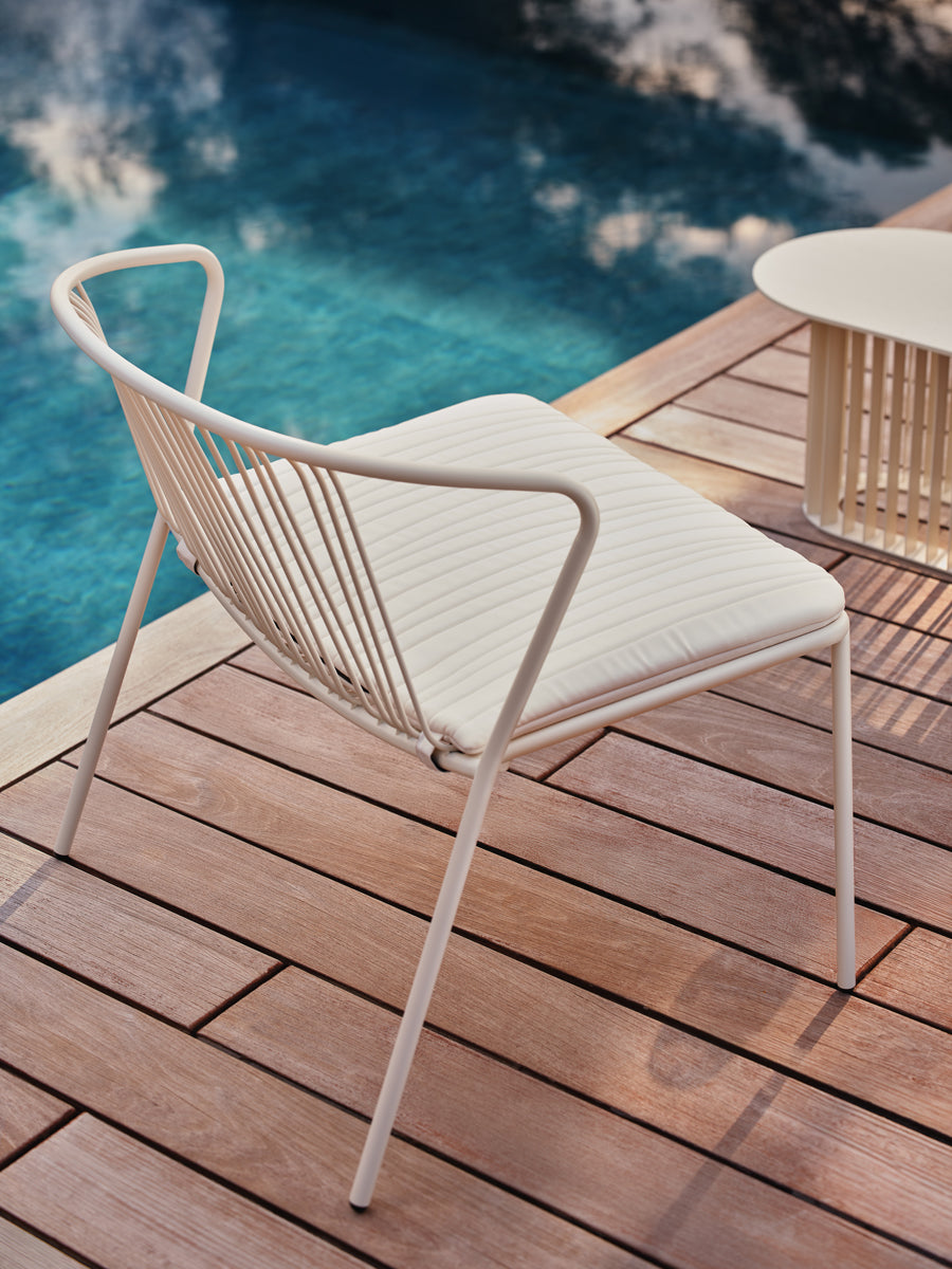 Elegantes Bris BRSP3 Sitzkissen in sanften Erdtönen, ideal für Gartenmöbel und entspannte Stunden im Freien.