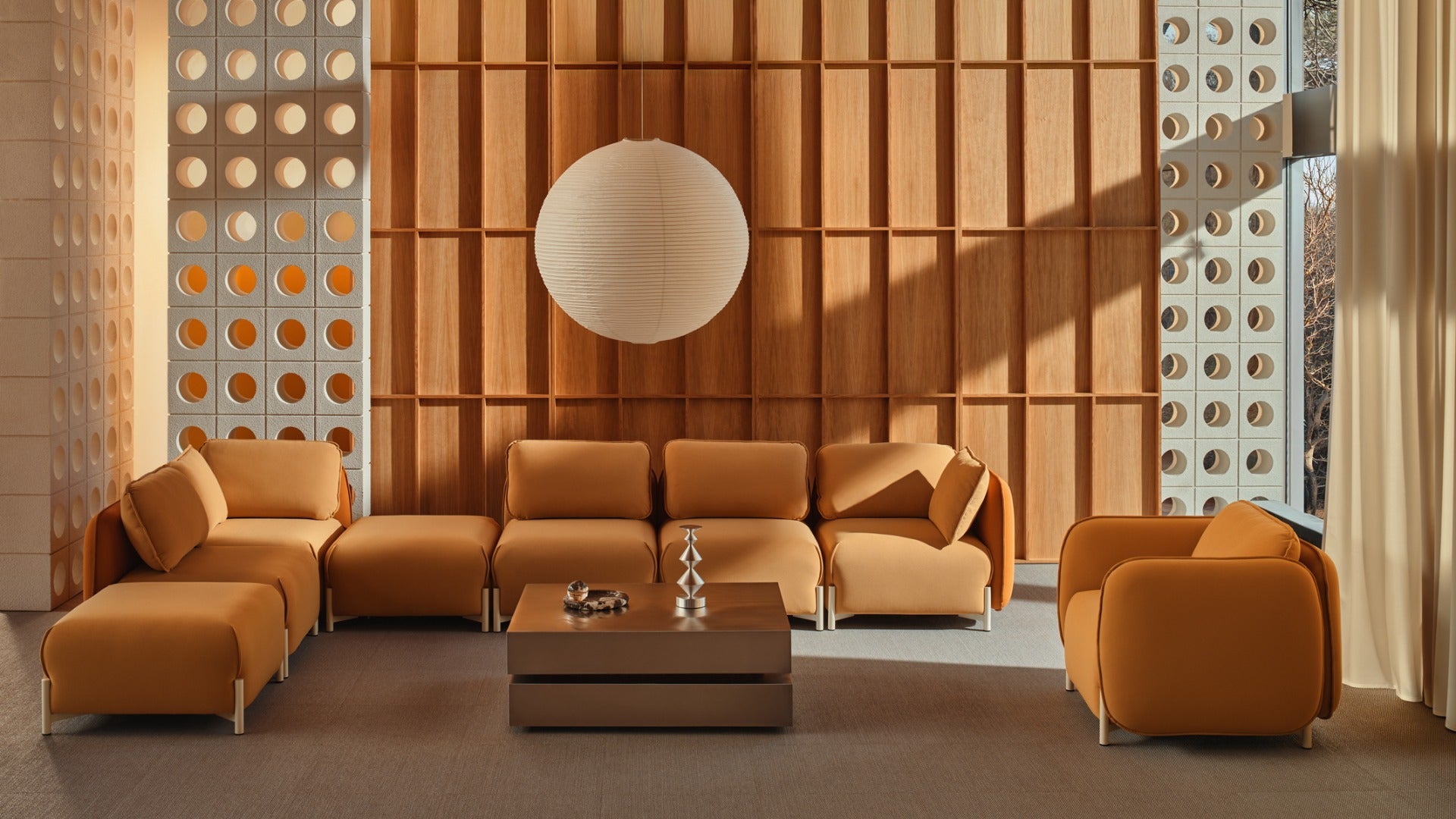 Elegantes 2er Sofa Linka LKS05P in sanftem Hellgrau, vereint stilvolle Formen mit komfortabler Polsterung und abgerundeten Armlehnen.
