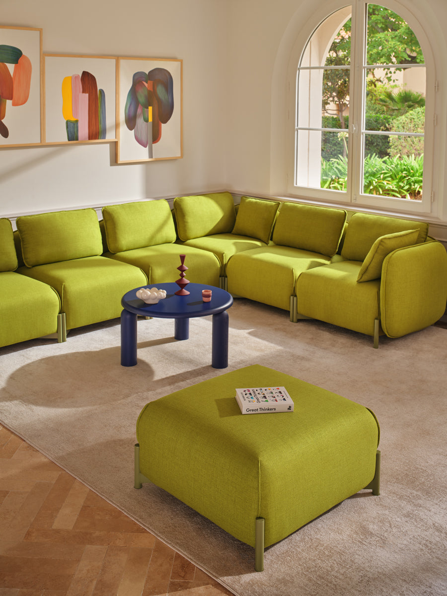 Stilvolles Linka LKS10L-Sofa in tiefem Grau, harmonisch integriert in eine helle, einladende Umgebung; zeitgemäße Ästhetik und bequeme Polsterung.