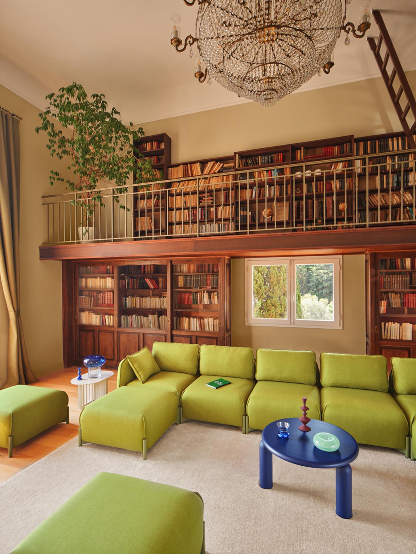 Stilvolles Linka LKS10L-Sofa in tiefem Grau, harmonisch in einem lichtdurchfluteten Raum inszeniert; ideal für modernes Wohnen und Entspannung.