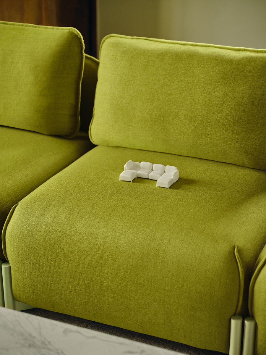 Stilvolles Linka LKS10L-Sofa in tiefem Grau, harmonisch in einem lichtdurchfluteten Raum inszeniert; vereint modernes Design mit Gemütlichkeit.
