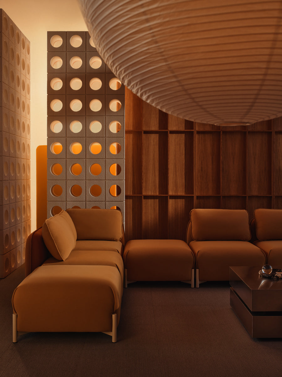 Stilvolles Linka LKS10L-Sofa in tiefem Grau, harmonisch in einem lichtdurchfluteten Raum inszeniert, vereint zeitgemäßes Design mit Gemütlichkeit.