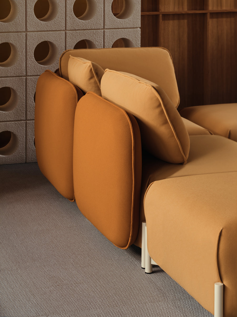 Elegantes Linka LKS10L-Sofa in dunklem Grau, perfekt platziert in einem modernen, hellen Wohnraum, vereint Komfort und modernes Design.