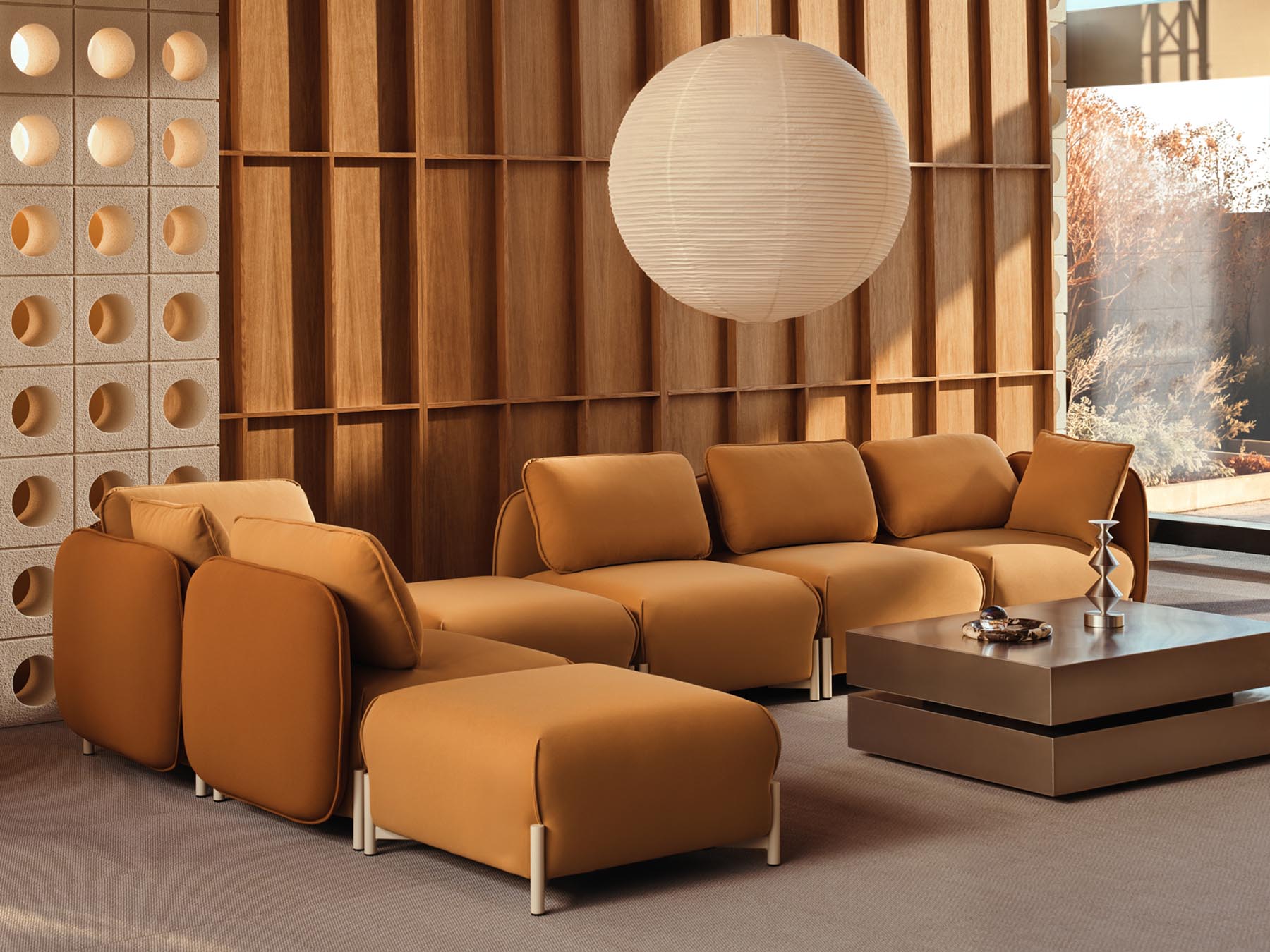 Stylisches Linka LKS10L-Sofa in tiefem Grau, harmonisch in einem lichtdurchfluteten Raum inszeniert, bietet zeitgemäßen Komfort und Ästhetik.