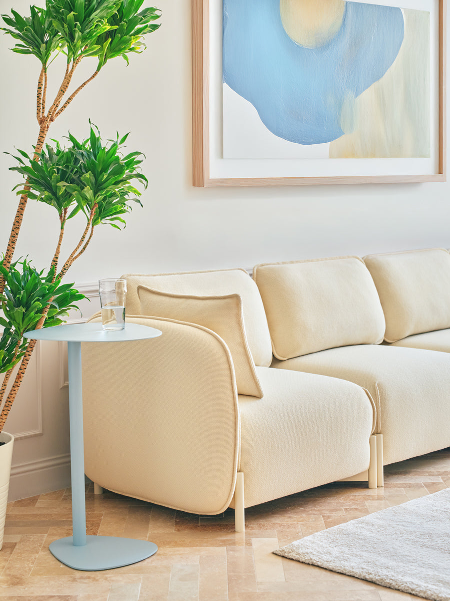 Stilvolles Linka LKS10L-Sofa in dunkler Farbgebung, harmonisch in einem lichtdurchfluteten Raum inszeniert, bietet hohen Sitzkomfort und modernes Flair.
